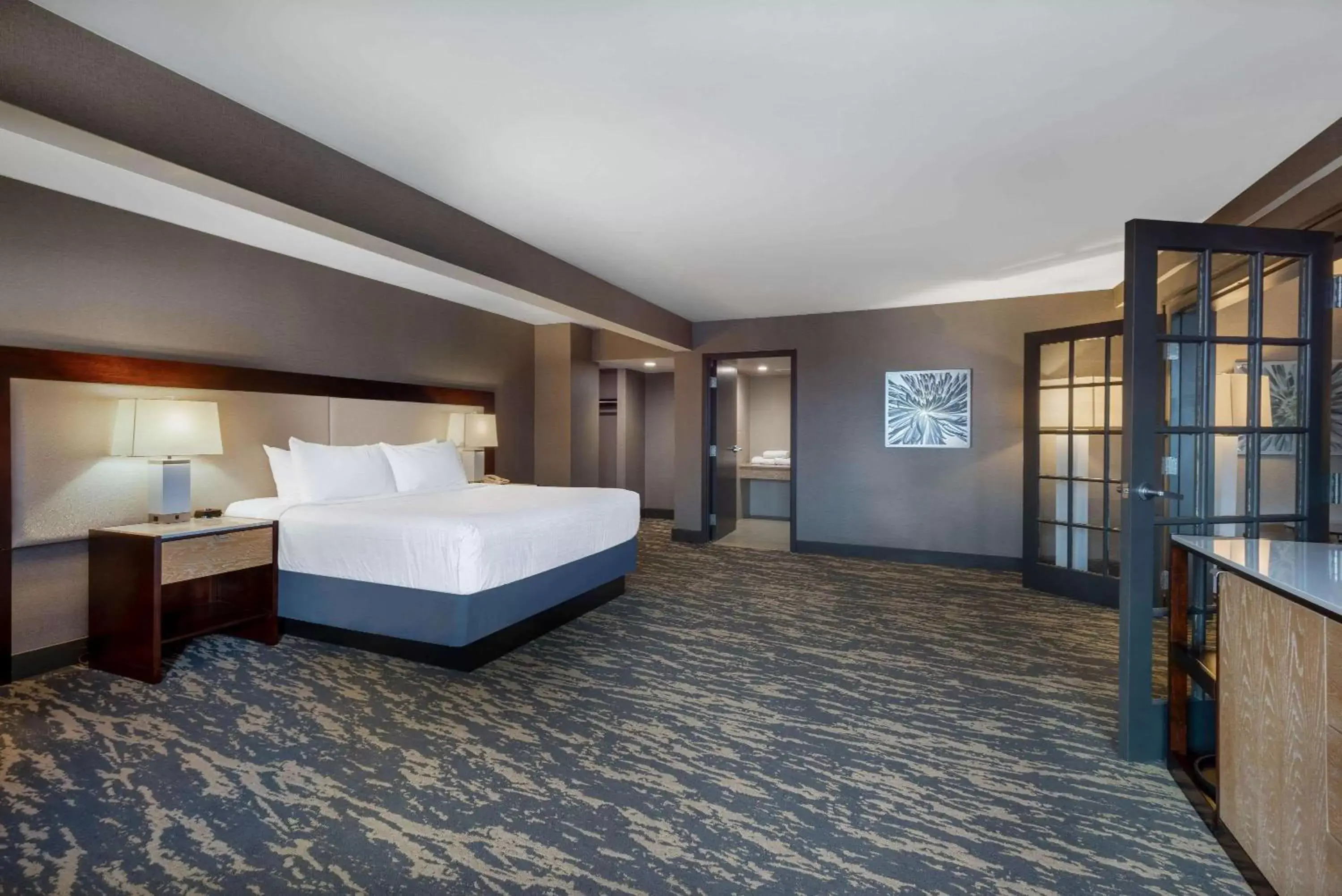 Photo of the whole room, Bed in Wyndham Lancaster Resort and Convention Center