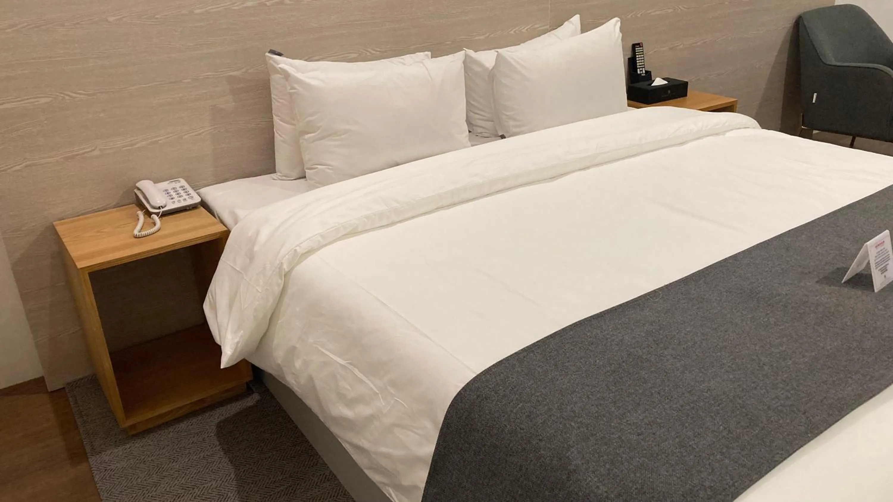 Bed in Hotel Noblestay