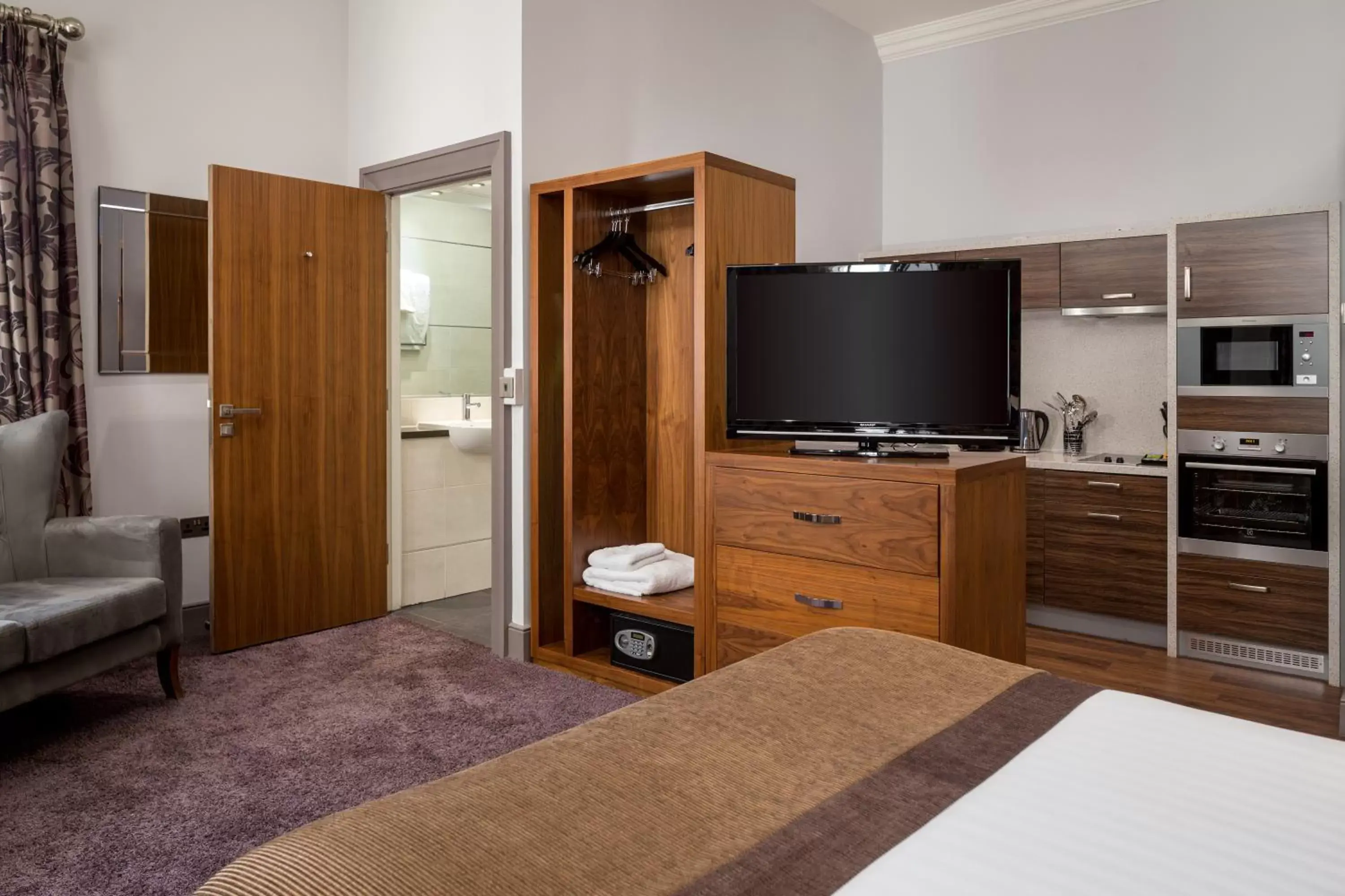 Bathroom, TV/Entertainment Center in Roomzzz Newcastle City