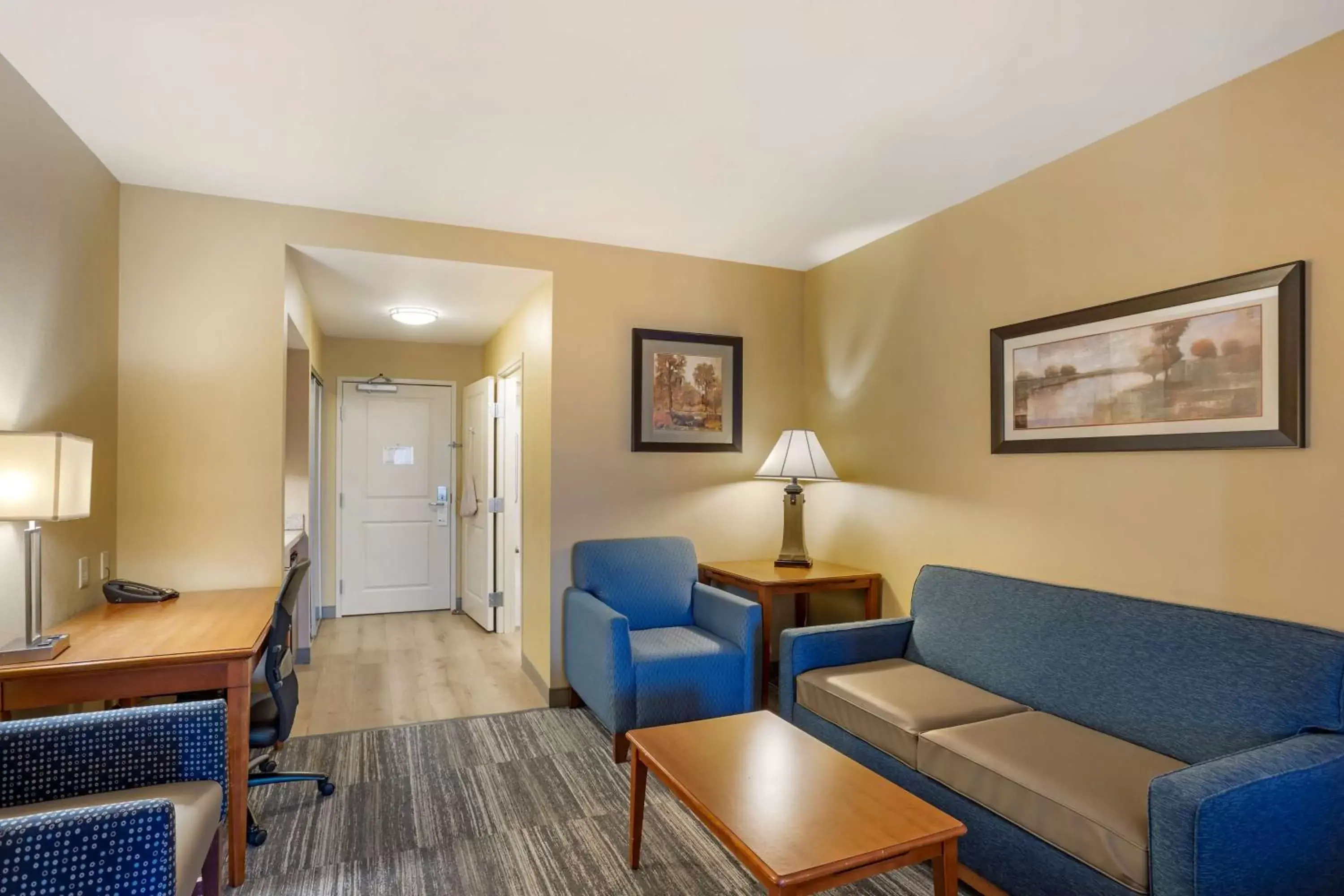 Bedroom, Seating Area in Best Western PLUS University Park Inn & Suites