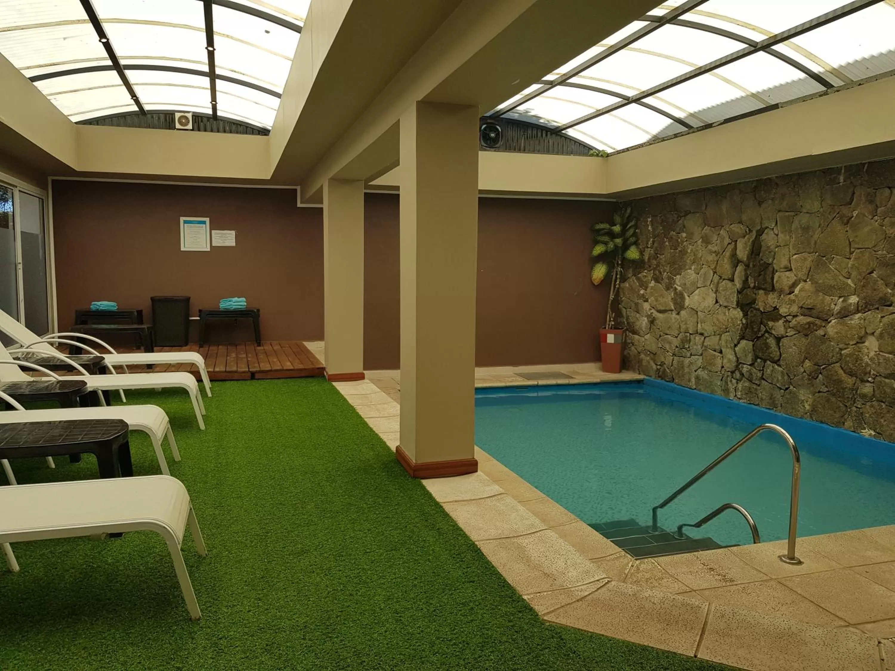 Swimming pool in Howard Johnson Hotel & Spa Villa General Belgrano
