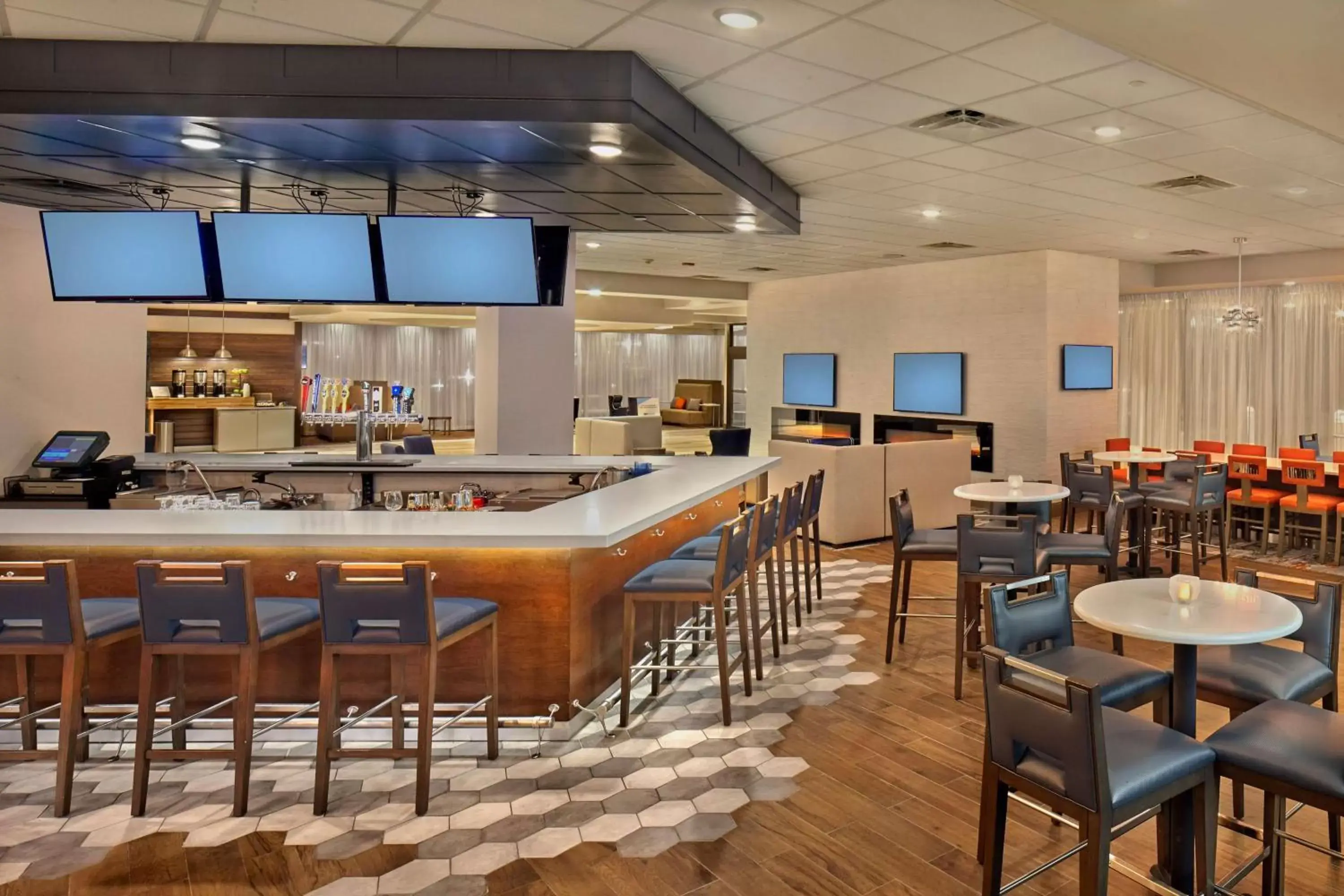 Lounge or bar, Restaurant/Places to Eat in DoubleTree by Hilton Little Rock