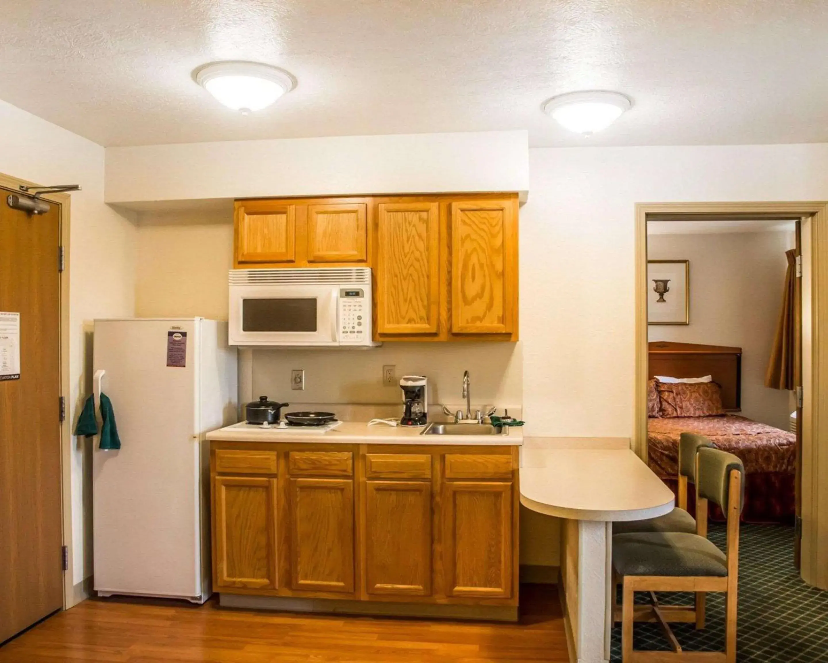 Photo of the whole room, Kitchen/Kitchenette in Suburban Studios Dayton-WP AFB