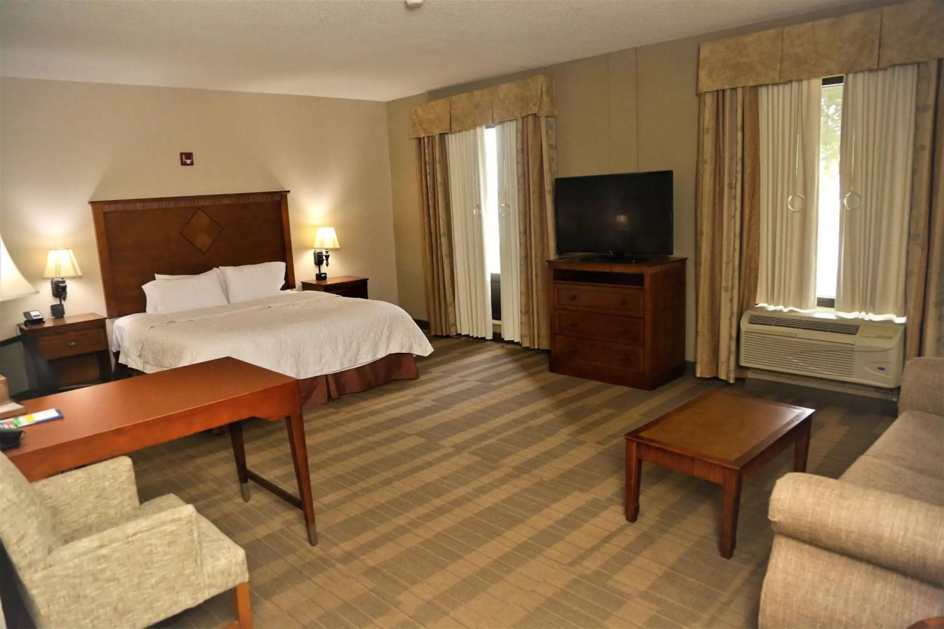 Bedroom, Bed in Hampton Inn & Suites Jennings