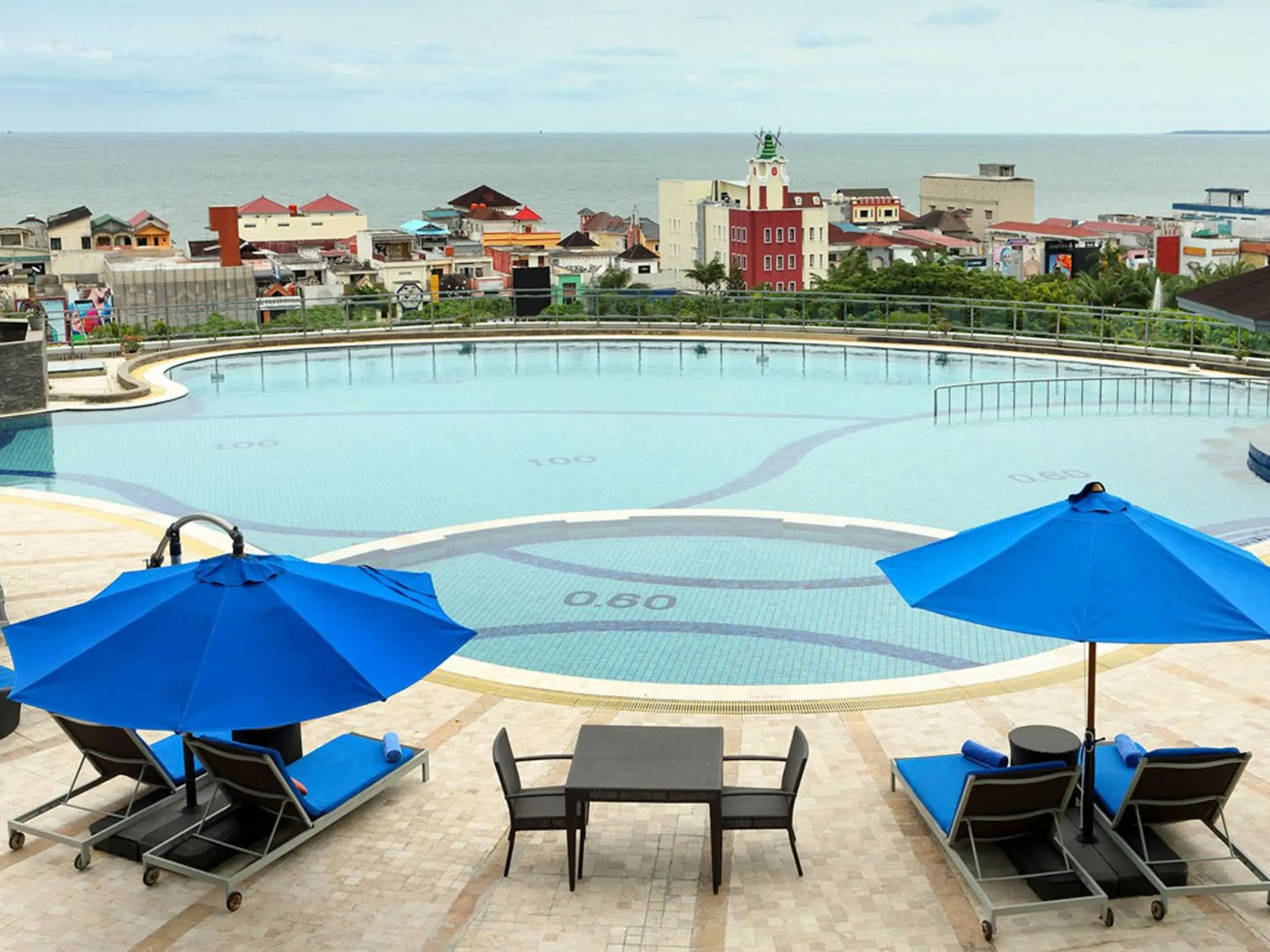 Swimming Pool in Ibis Balikpapan Hotel