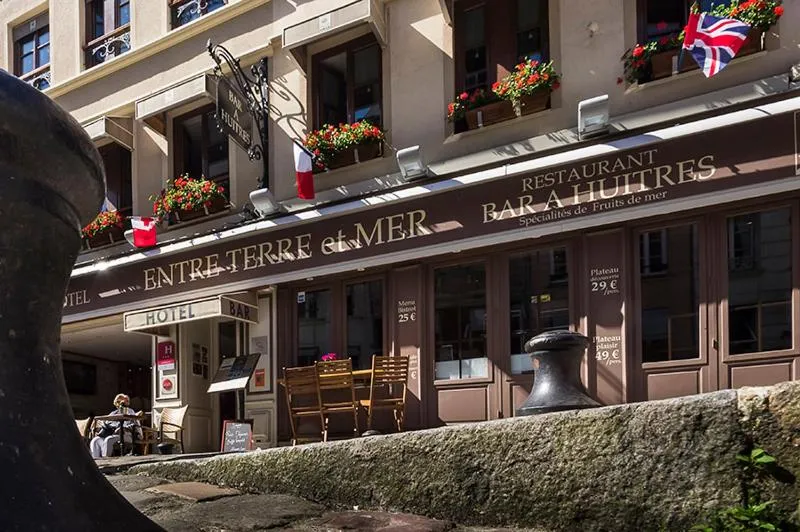 Facade/entrance in Entre Terre Et Mer