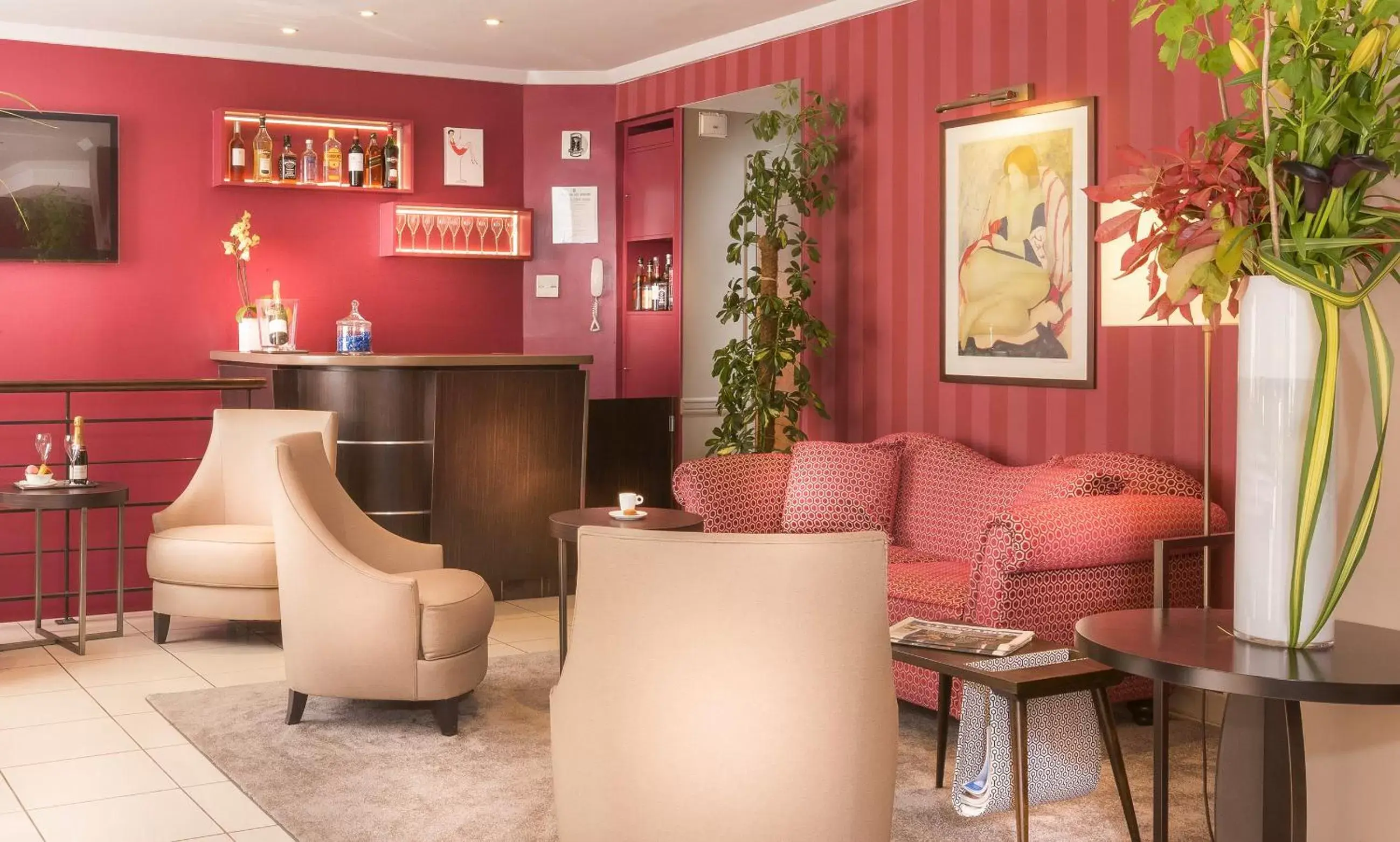 Communal lounge/ TV room, Lounge/Bar in Europe Hotel Paris Eiffel