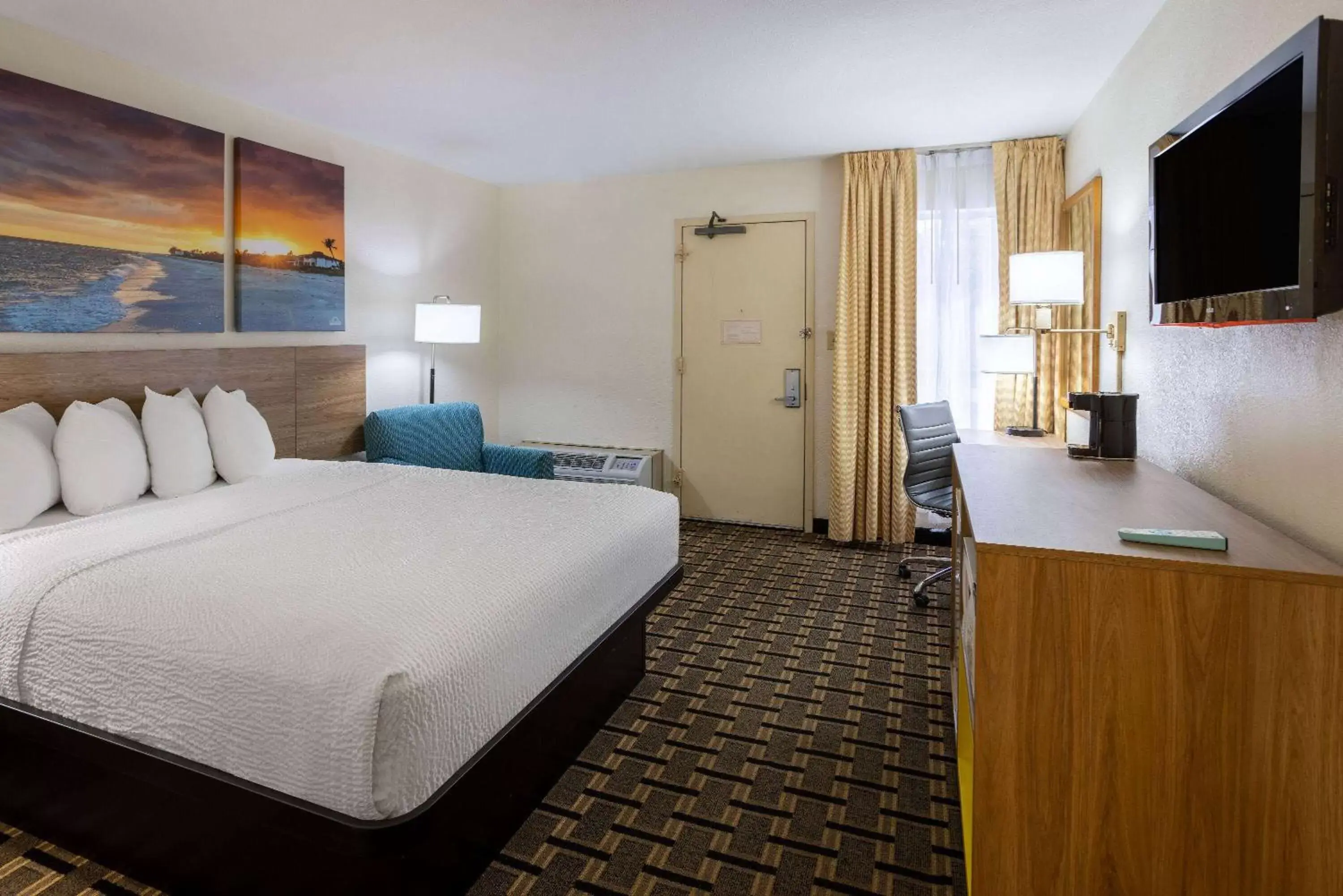 Queen Room - Non-Smoking in Hotel Carolina A Days Inn by Wyndham Queen Room - Non-Smoking in Hotel Carolina A Days Inn by Wyndham