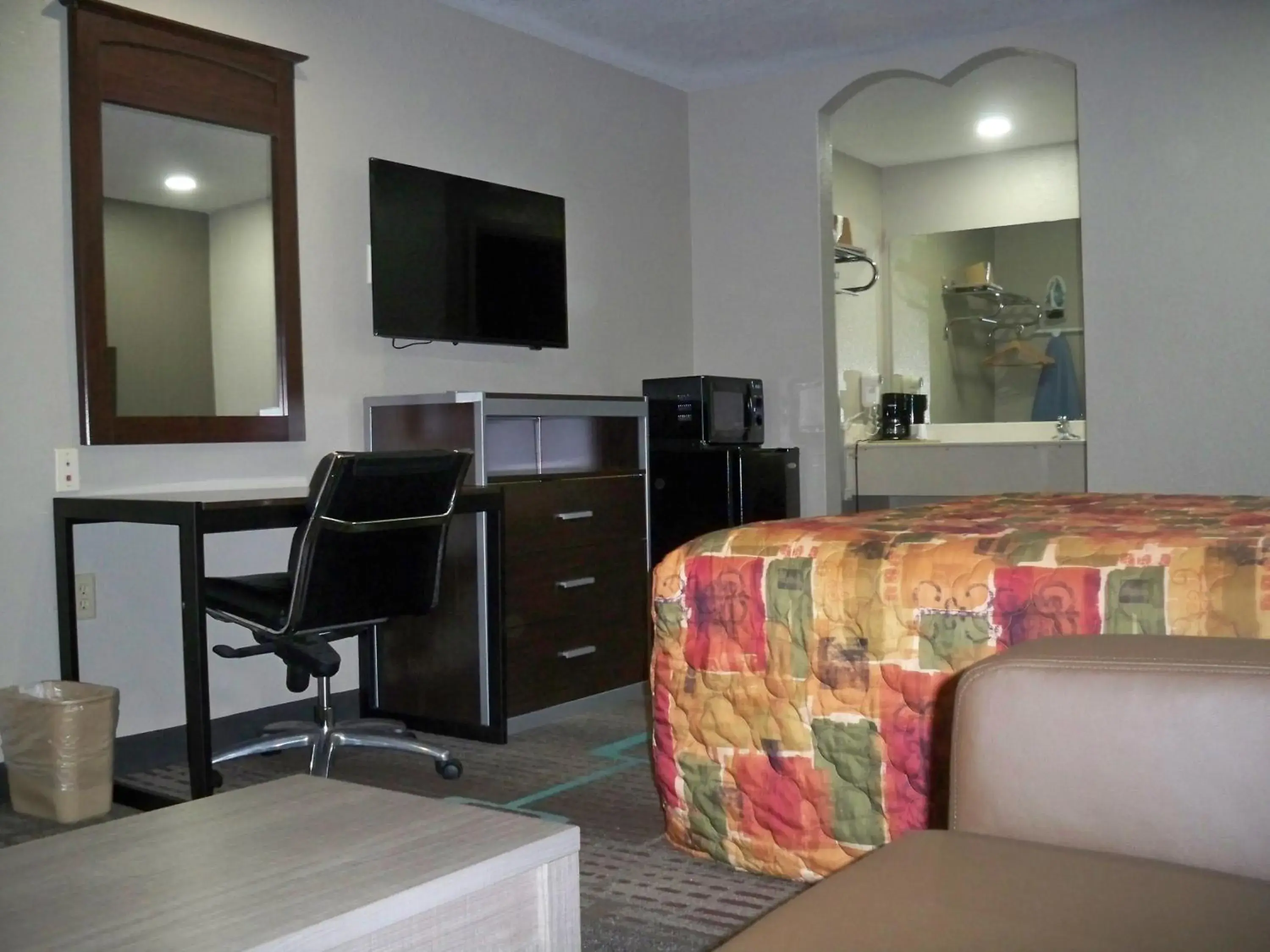 Bedroom, Seating Area in Scottish Inn and Suites Beaumont