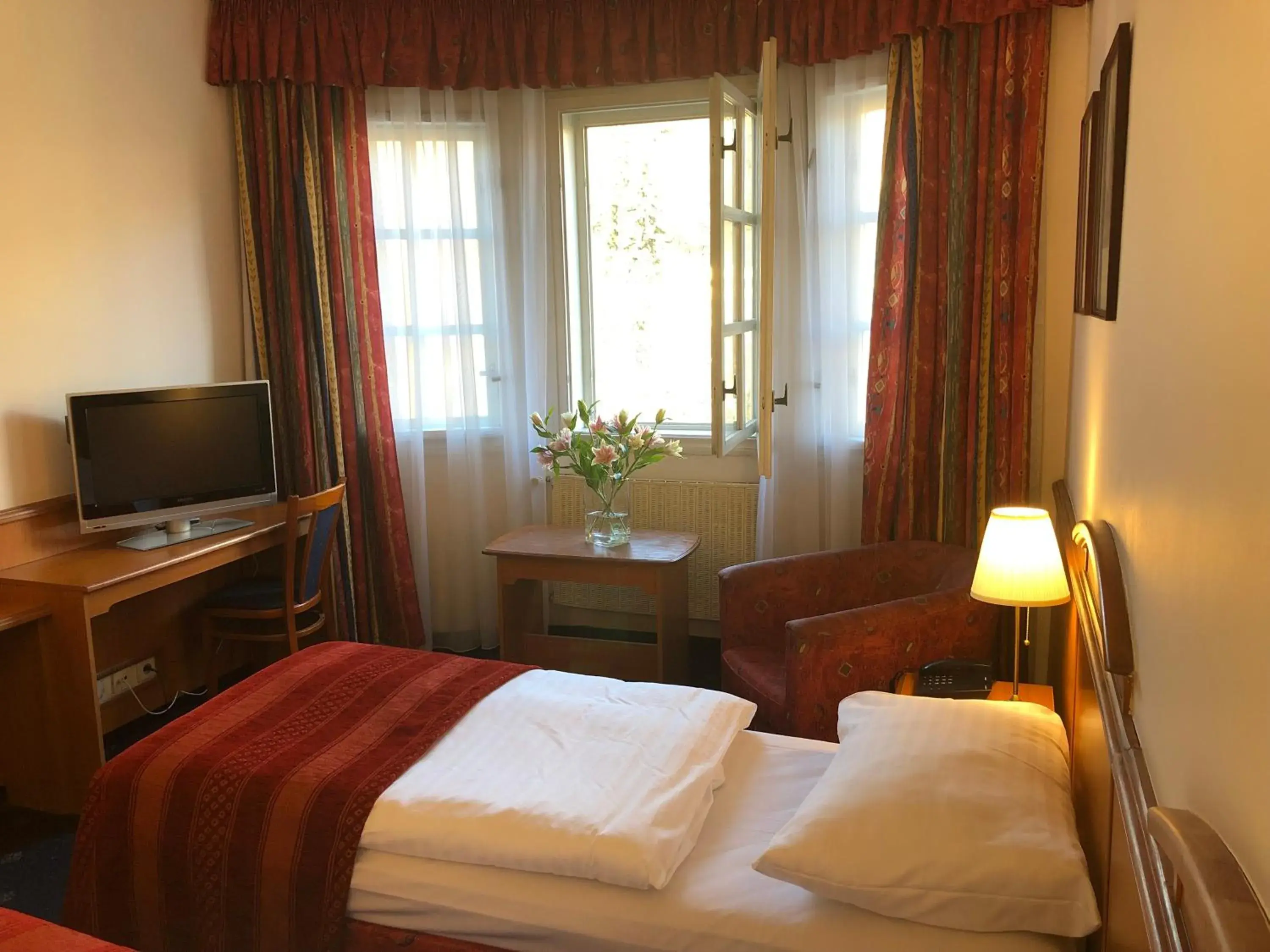 Photo of the whole room, Bed in Kavalir