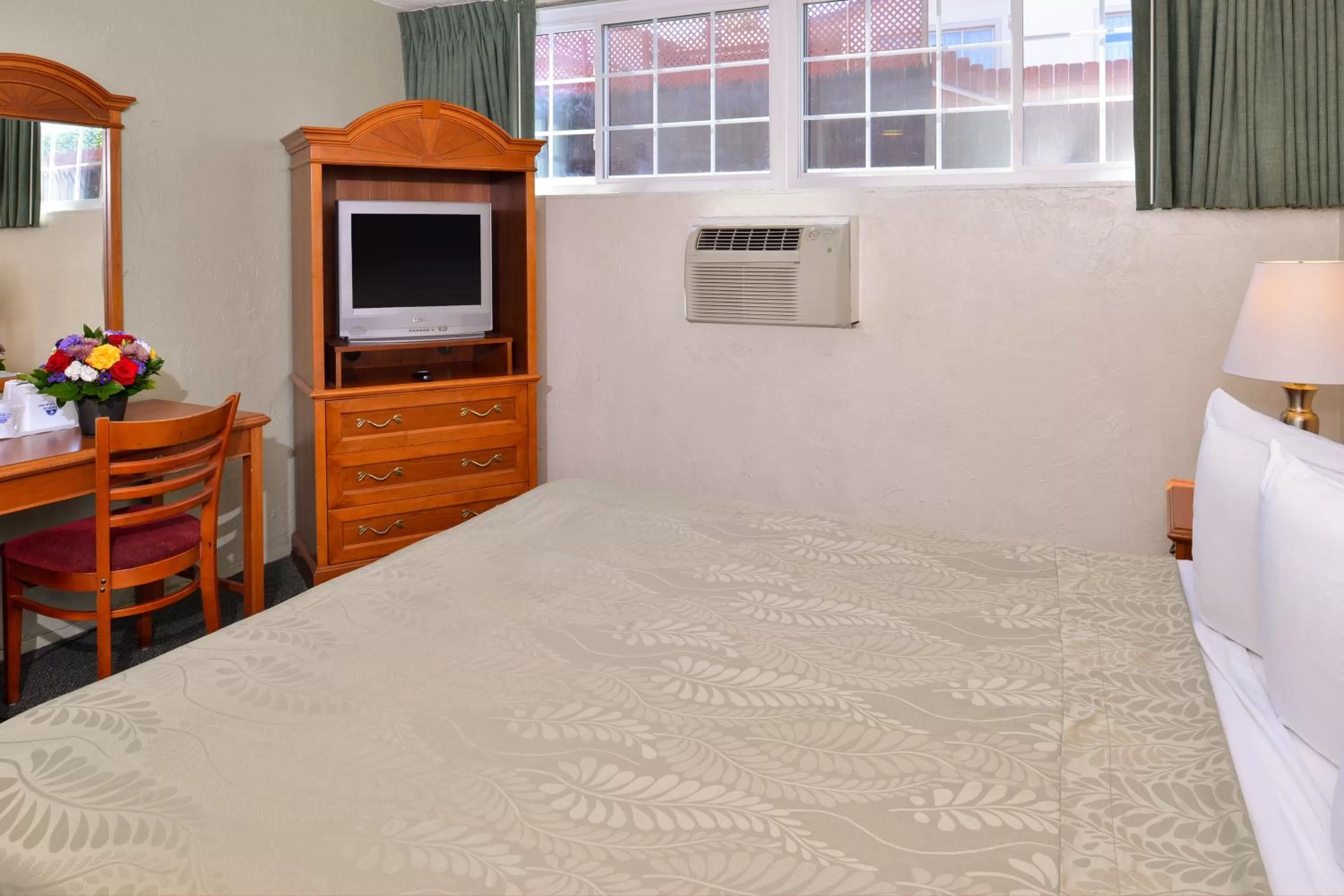 Bed in Americas Best Value Inn Loma Lodge