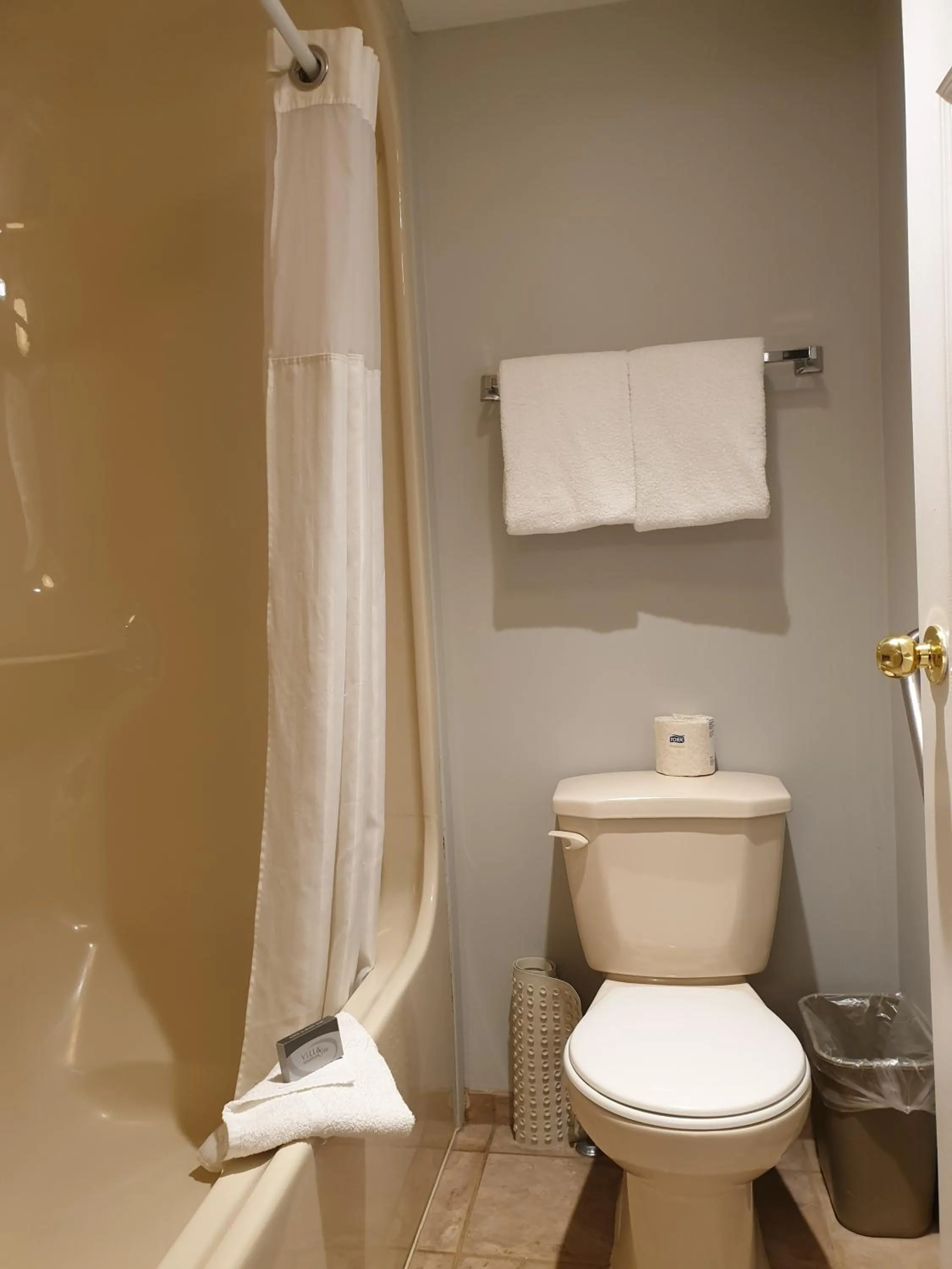 Queen Room with Two Queen Beds with Kitchenette in Riverland Inn & Suites