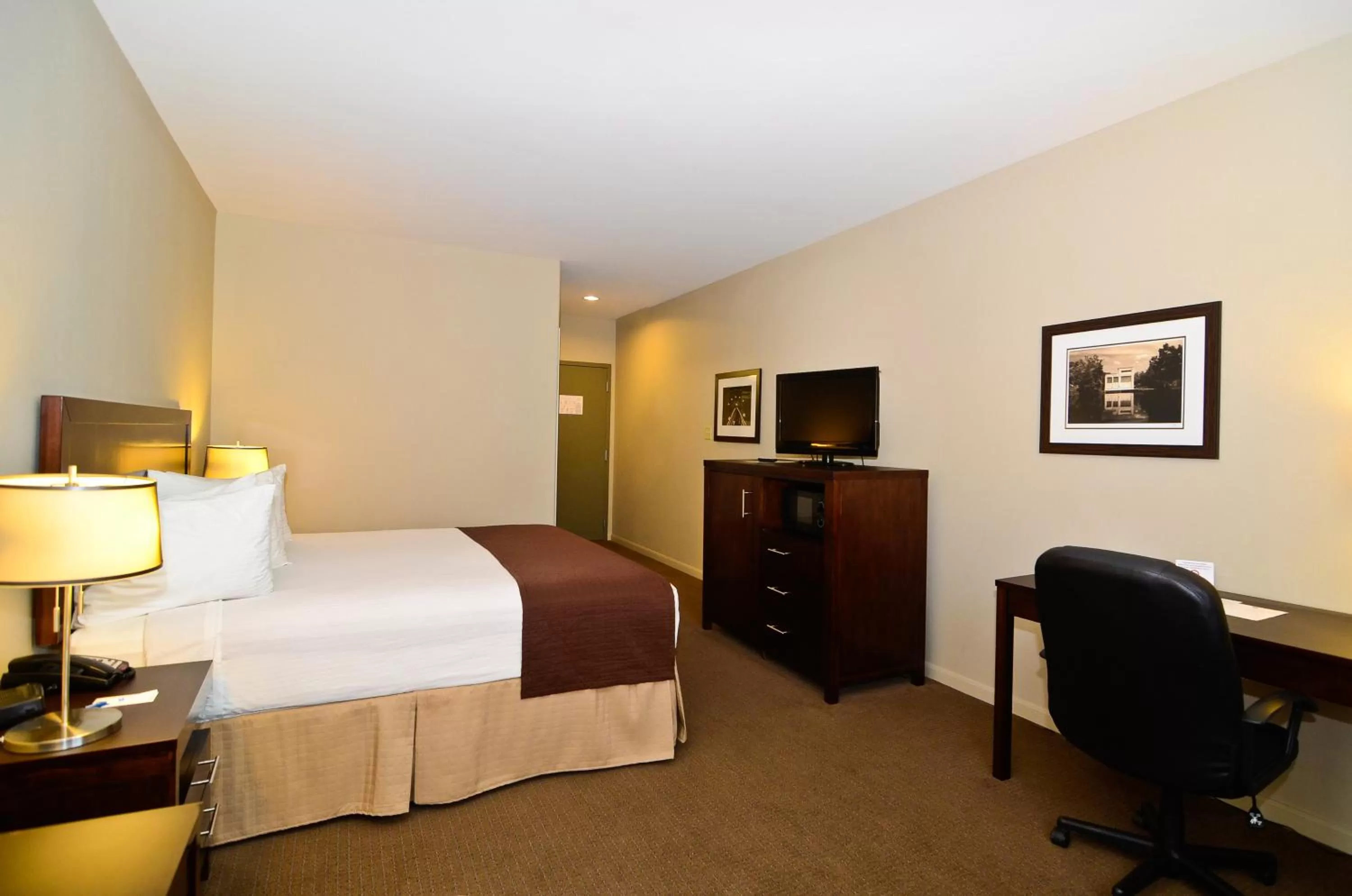 Photo of the whole room, Bed in Baymont by Wyndham Columbus