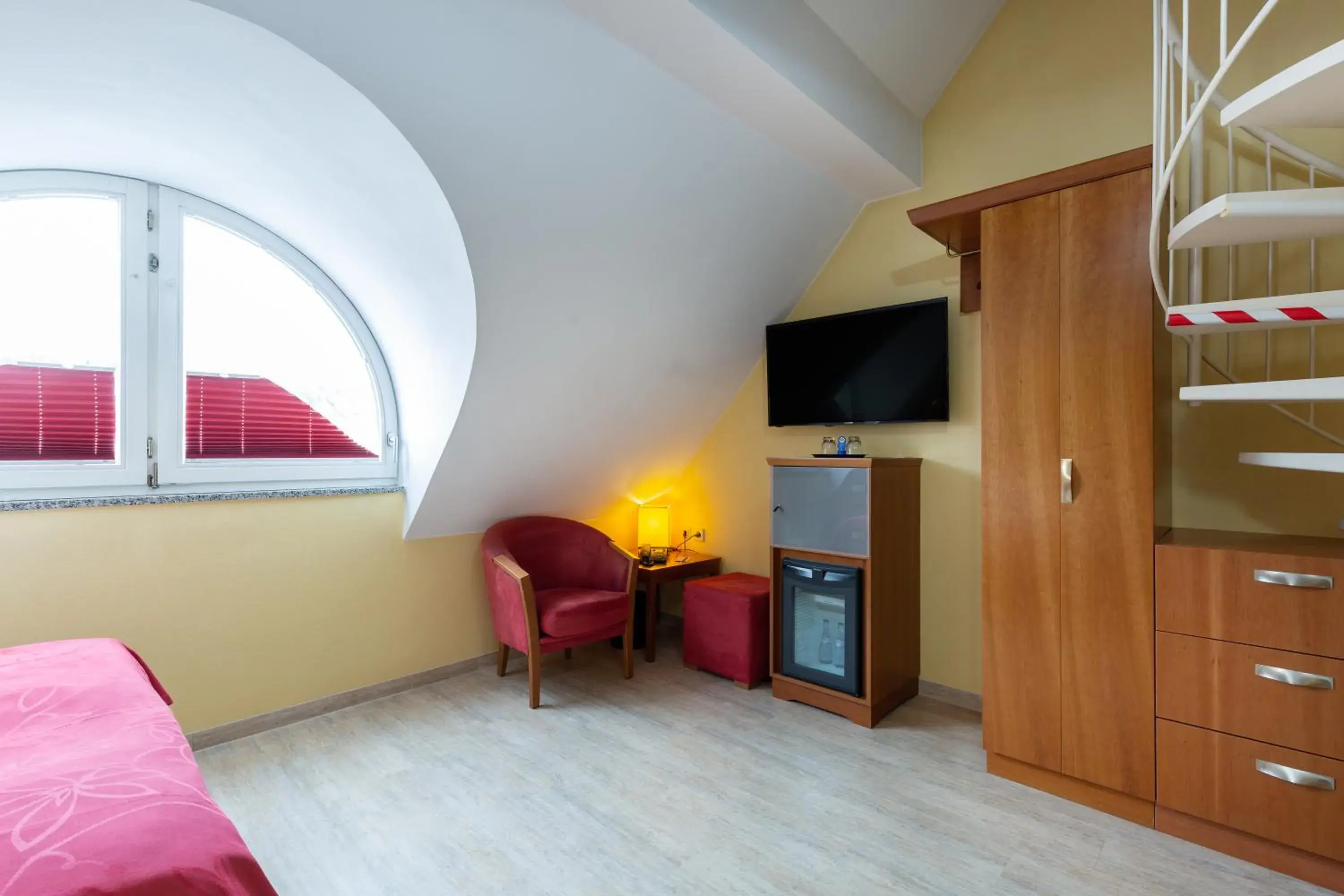 Staff, TV/Entertainment Center in Hotel am Schillerpark