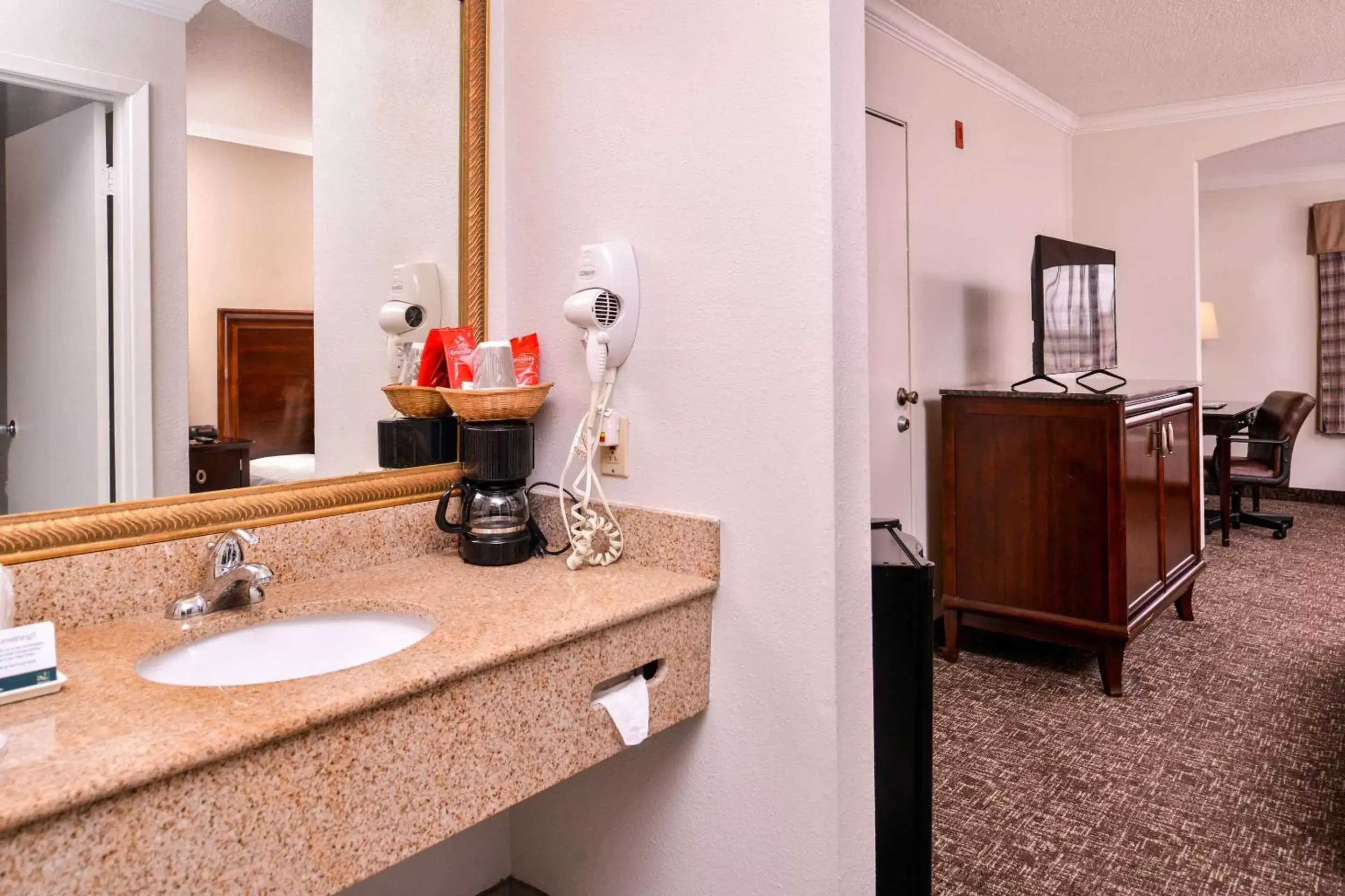 Photo of the whole room, Bathroom in Quality Inn and Suites Beaumont