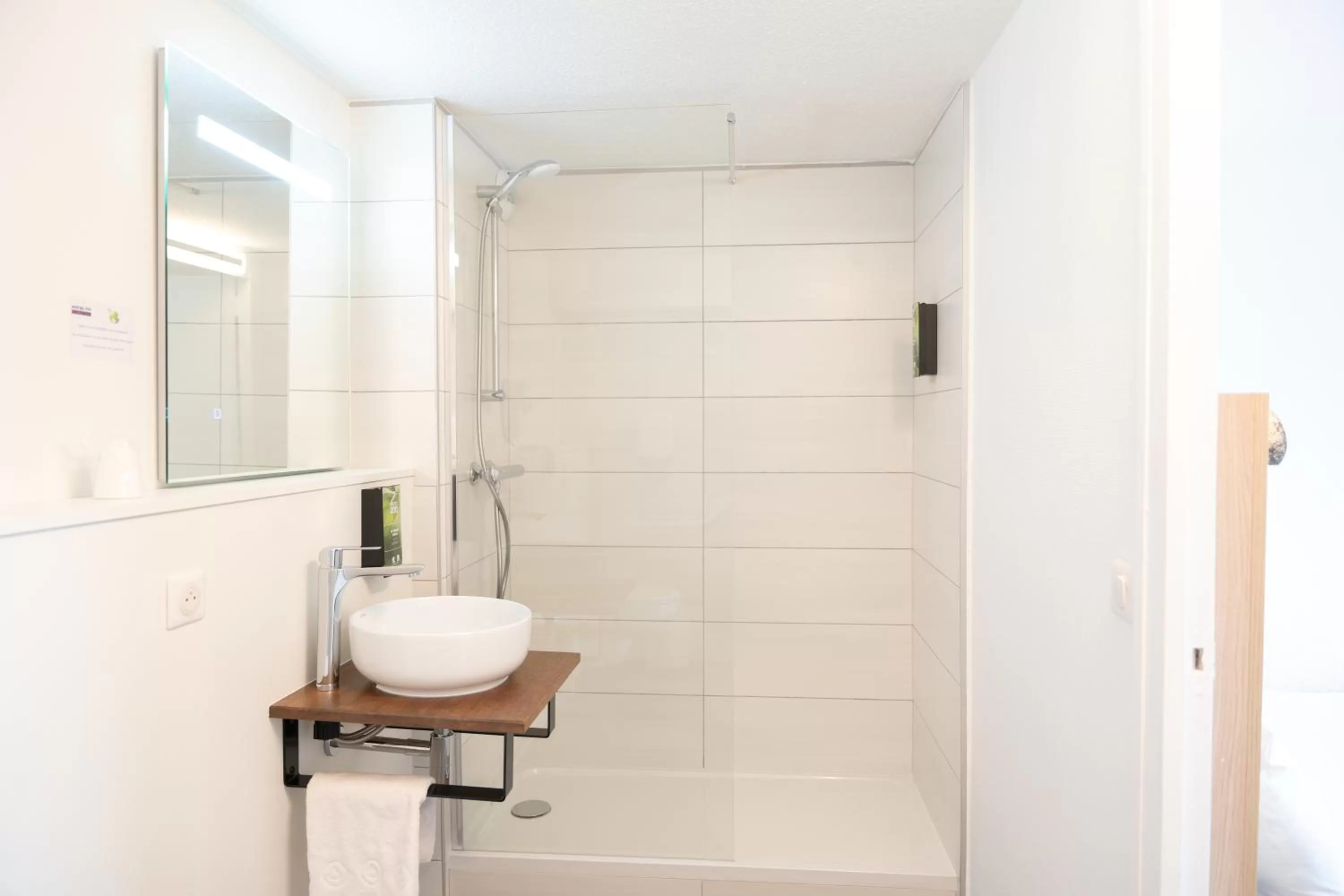 Shower in Hotel Inn Design La Rochelle