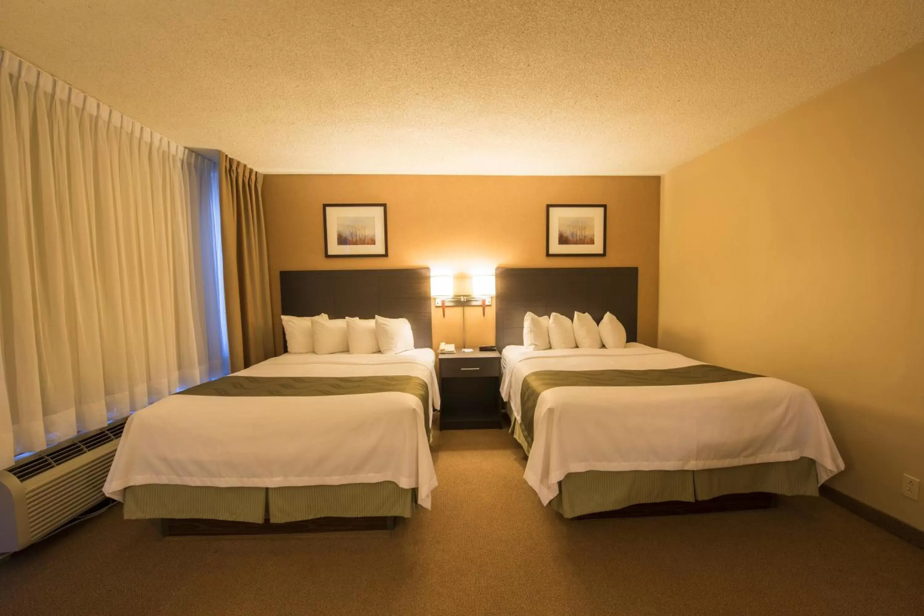 Bed in Quality Inn & Suites Aéroport P.E. Montréal-Trudeau Airport