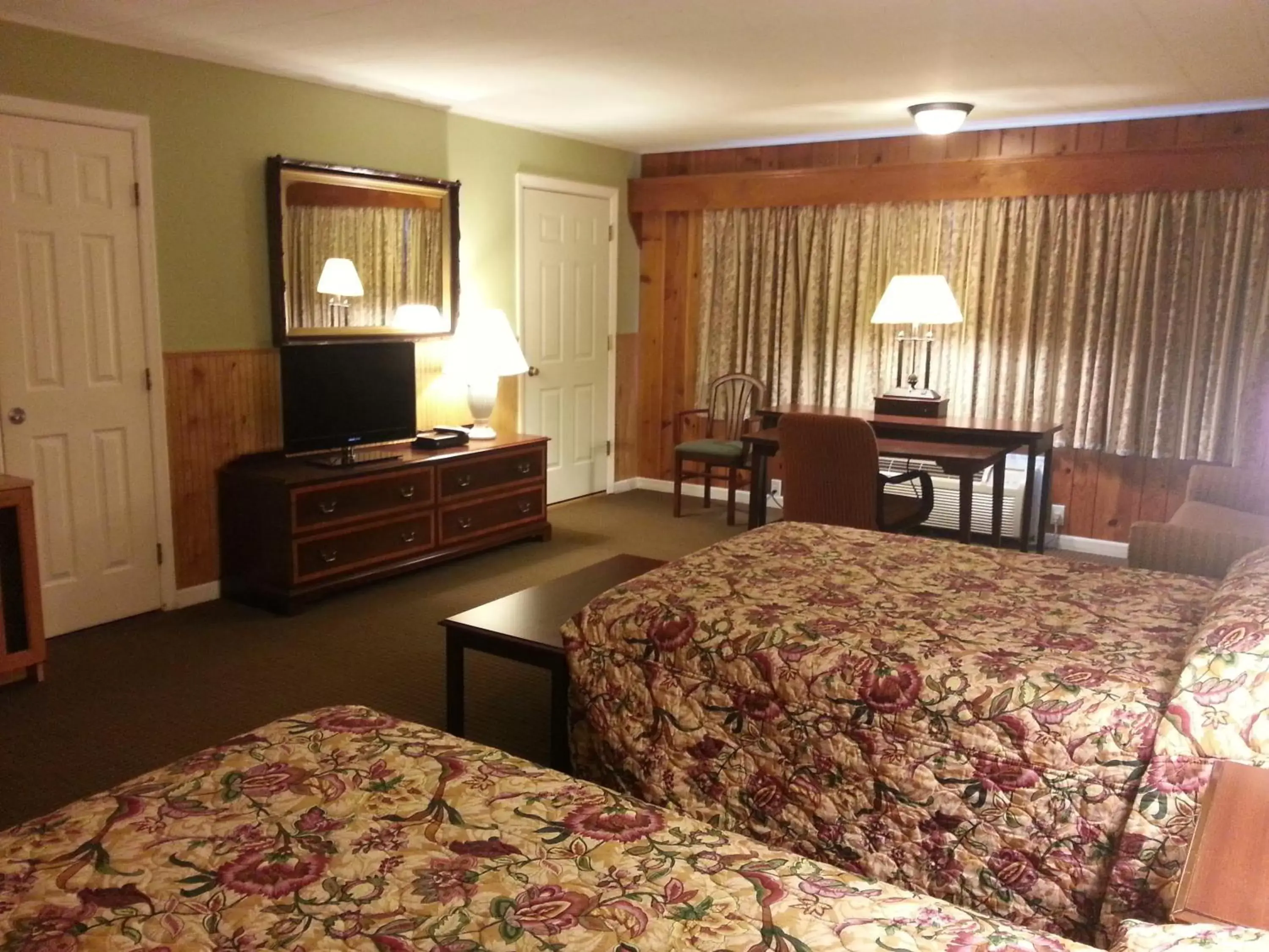 Photo of the whole room, Bed in Heidi's Inn