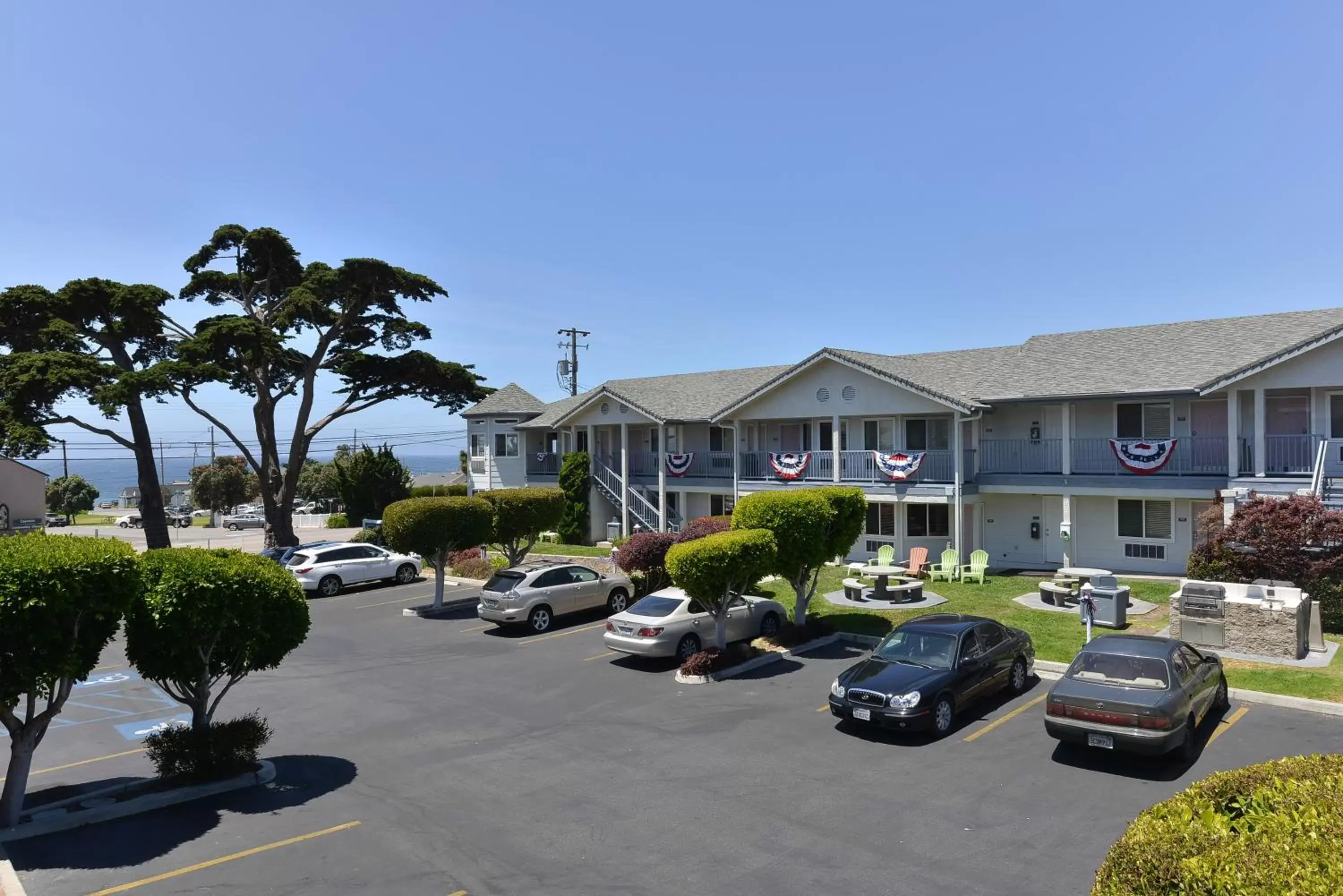 Facade/entrance, Property Building in Cayucos Beach Inn