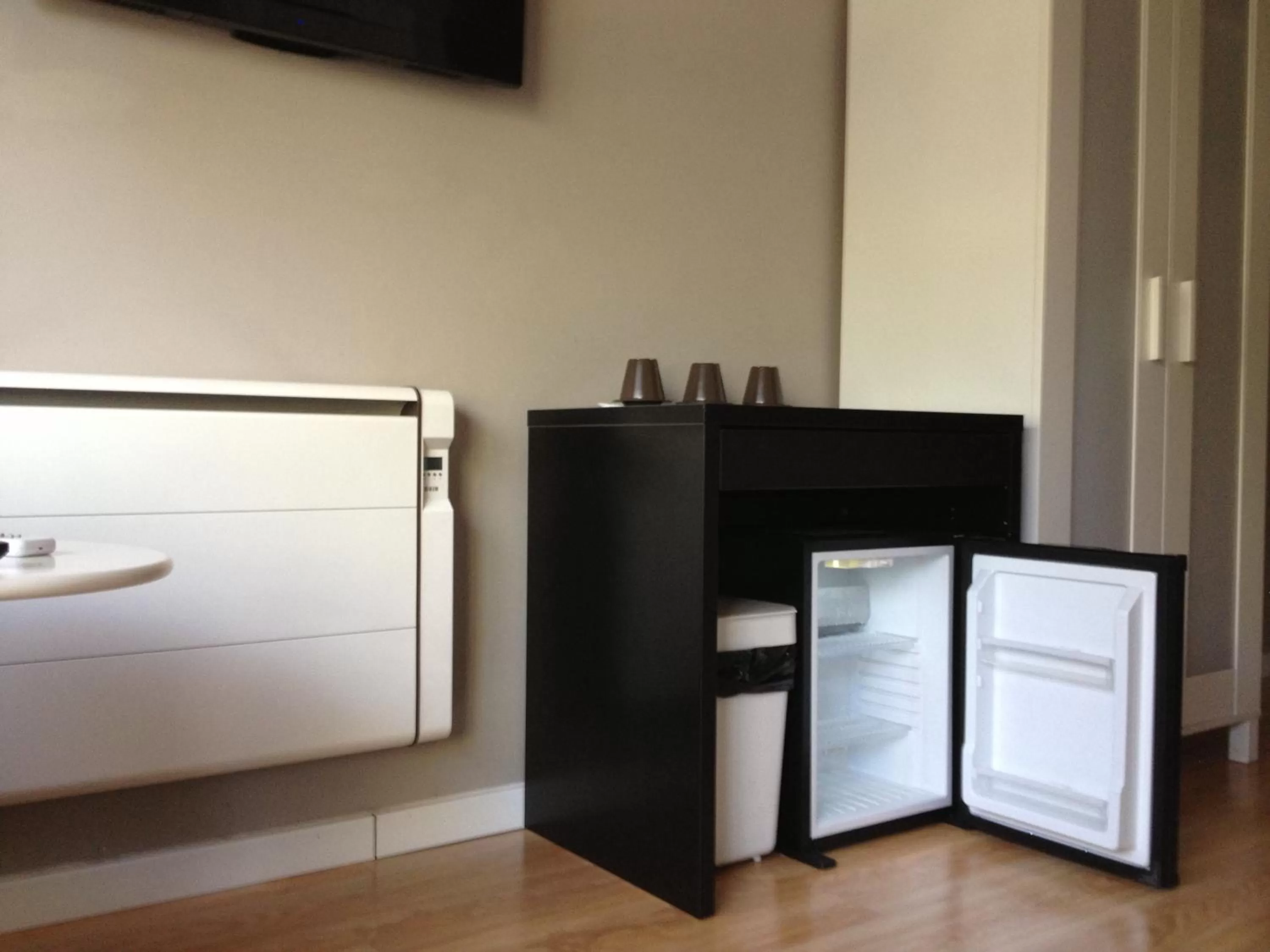 Toilet, Bed in MD Modern Hotel - Jardines