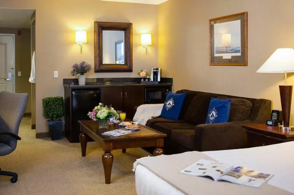 Living room, Restaurant/Places to Eat in Salem Waterfront Hotel & Suites