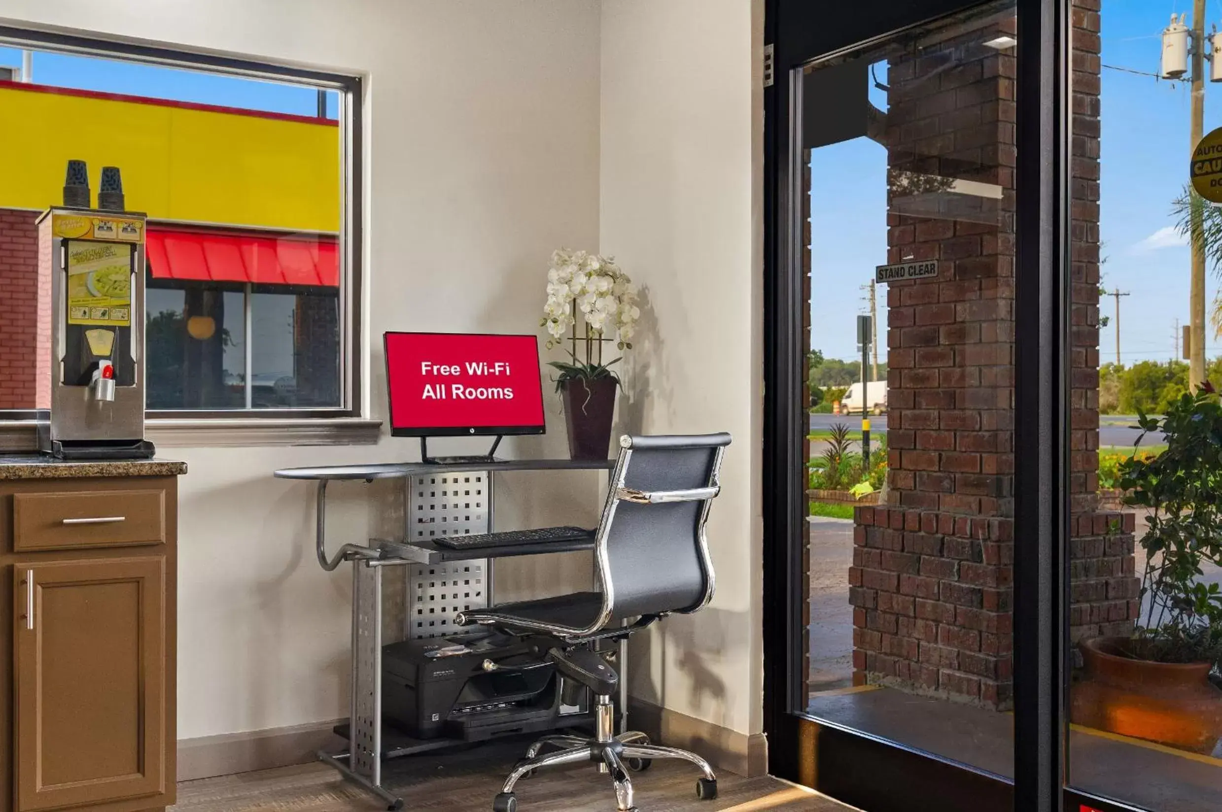 Business facilities, Kitchen/Kitchenette in Red Roof Inn Baldwin