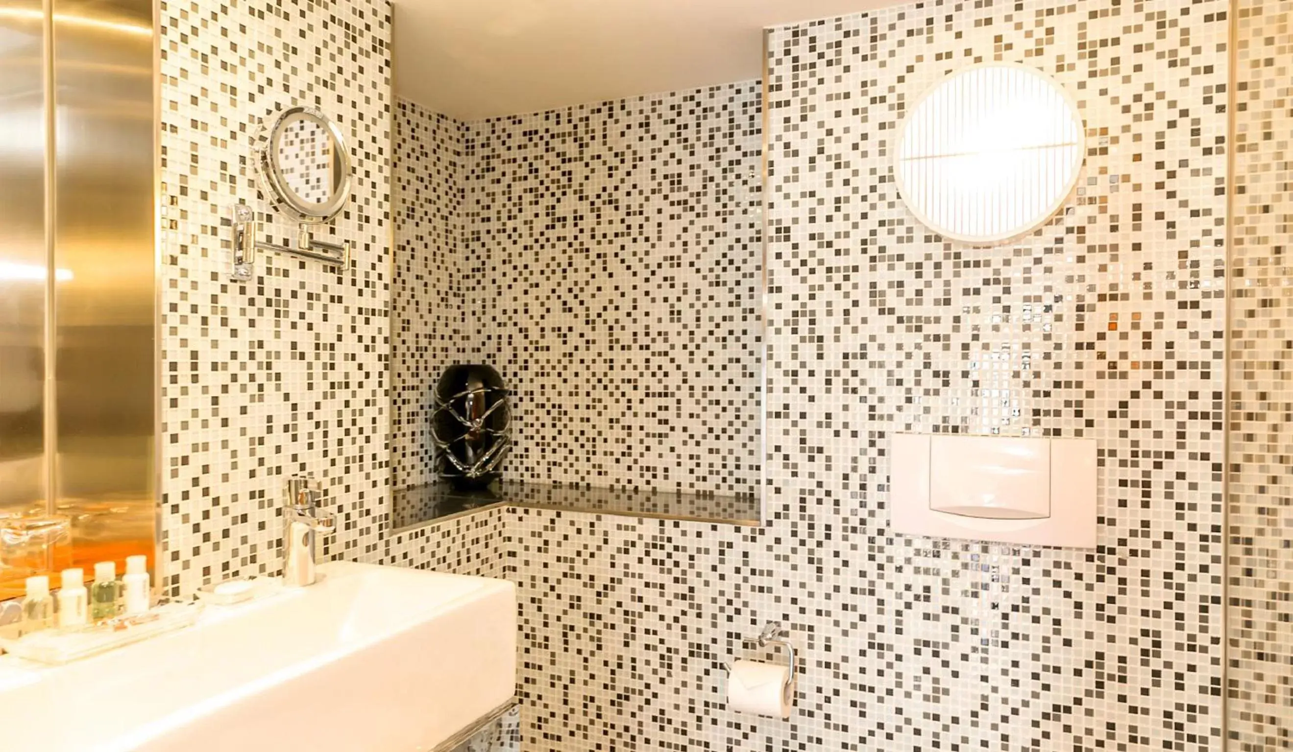 Bathroom in Modena by Fraser Putuo Shanghai