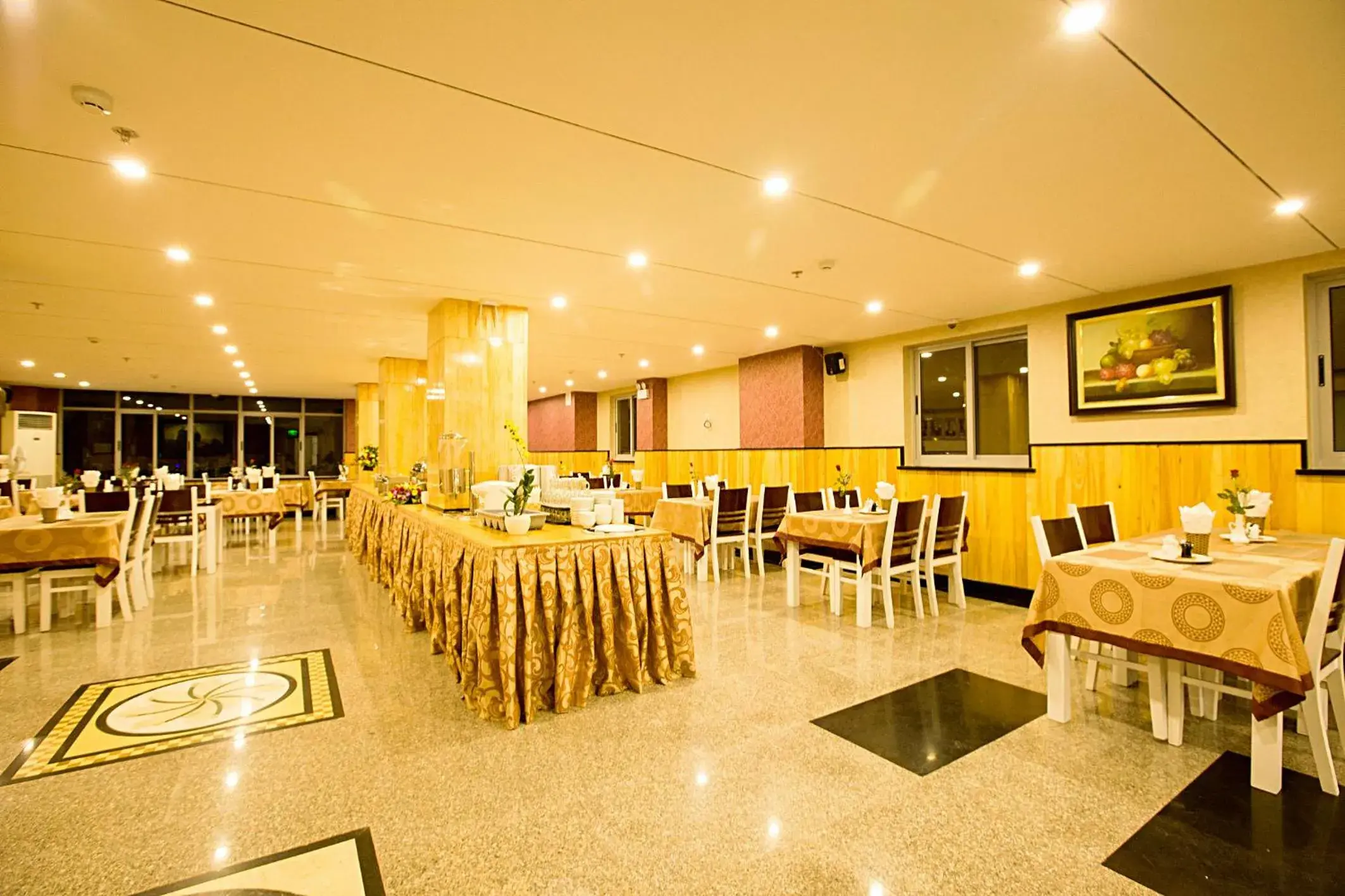 Dining area, Restaurant/Places to Eat in Golden Rain 2 Hotel