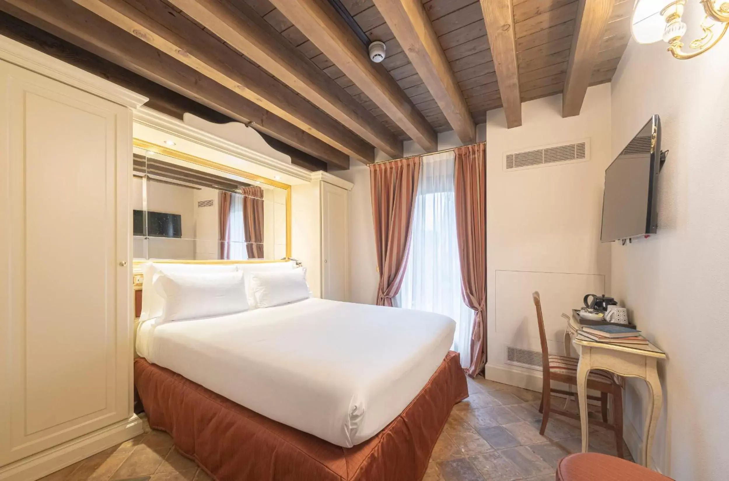 Bedroom, Bed in Hotel Villa Barbarich Venice Mestre