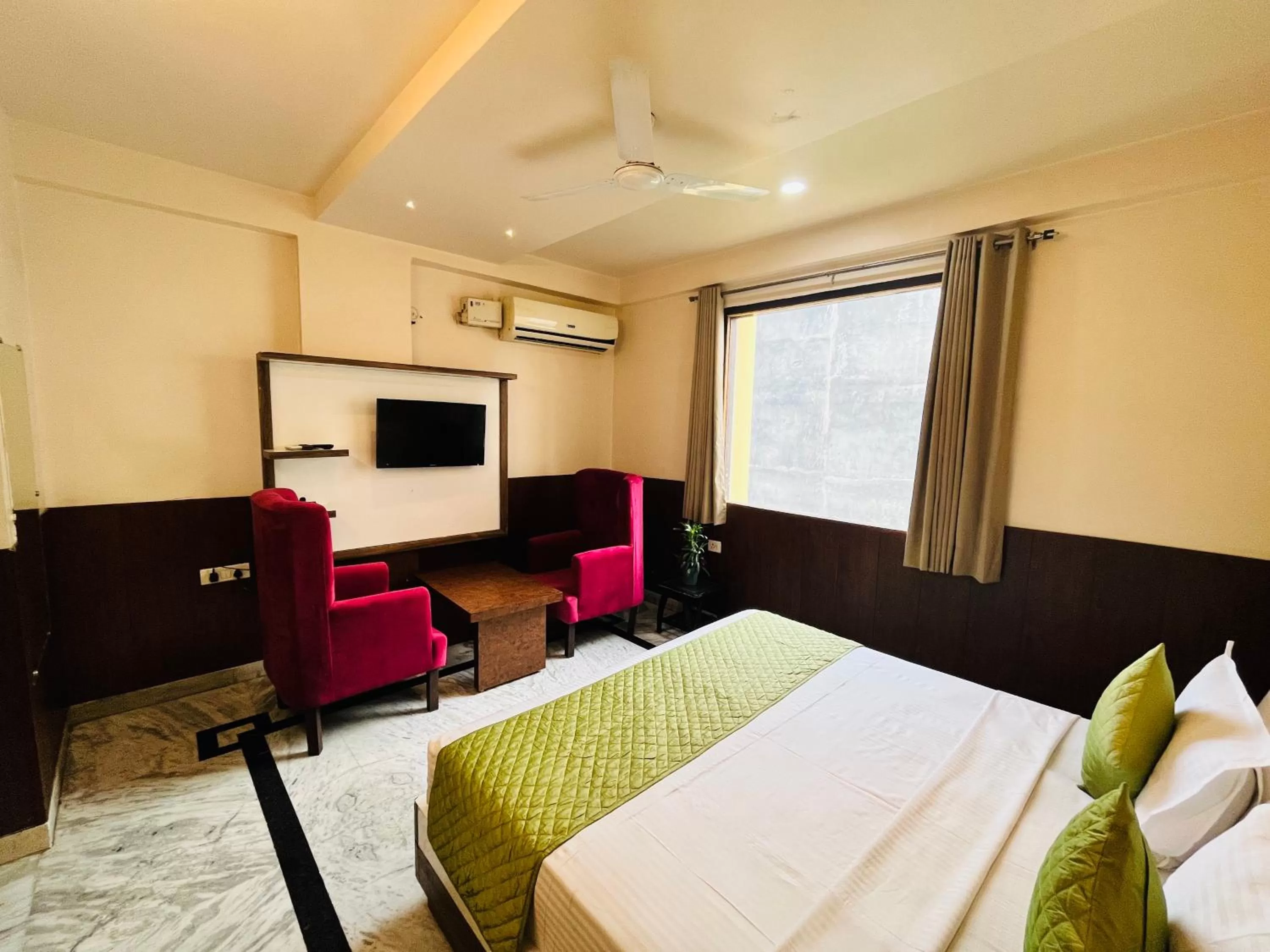 Bed in Hotel The Leaf - Gomti Nagar Lucknow