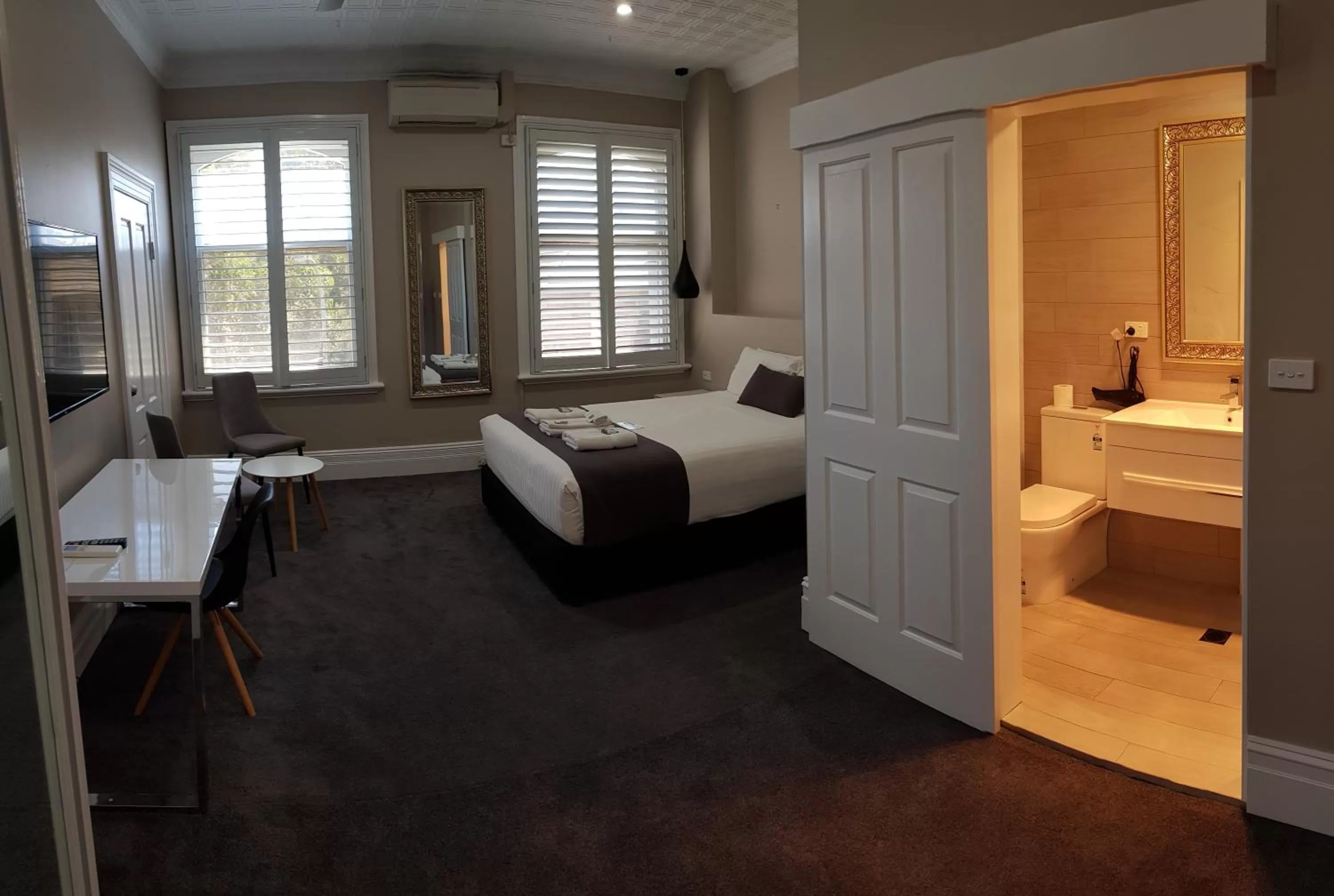 Photo of the whole room, Bed in Grand Hotel