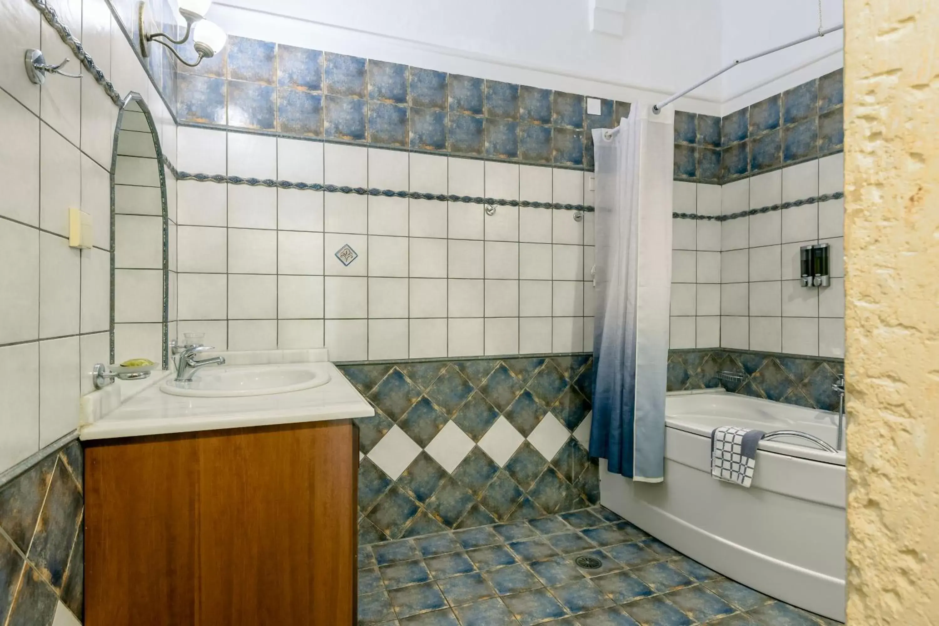 Bathroom in Belmondo Hotel