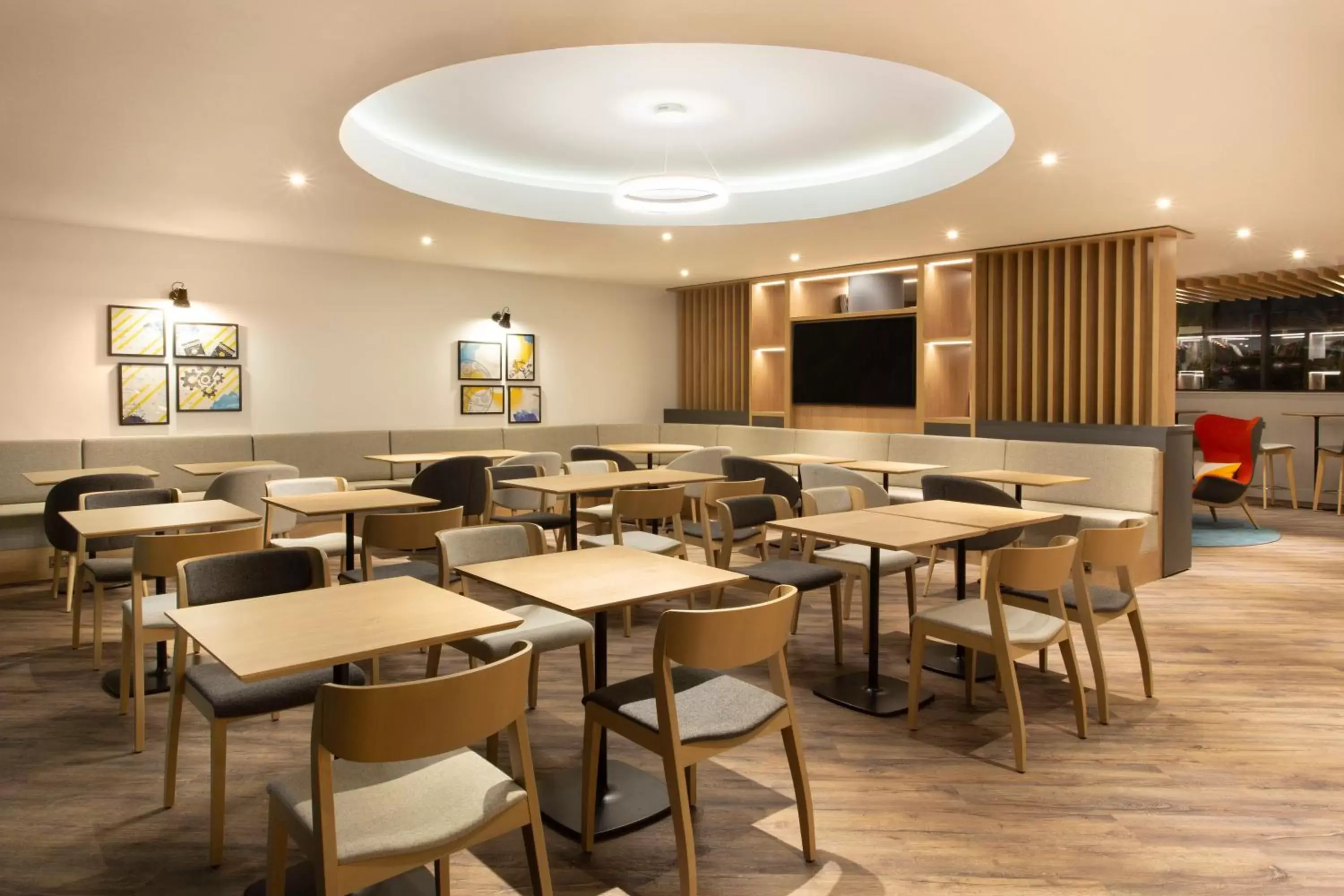 Restaurant/Places to Eat in Holiday Inn Express Cheltenham Town Centre, an IHG Hotel