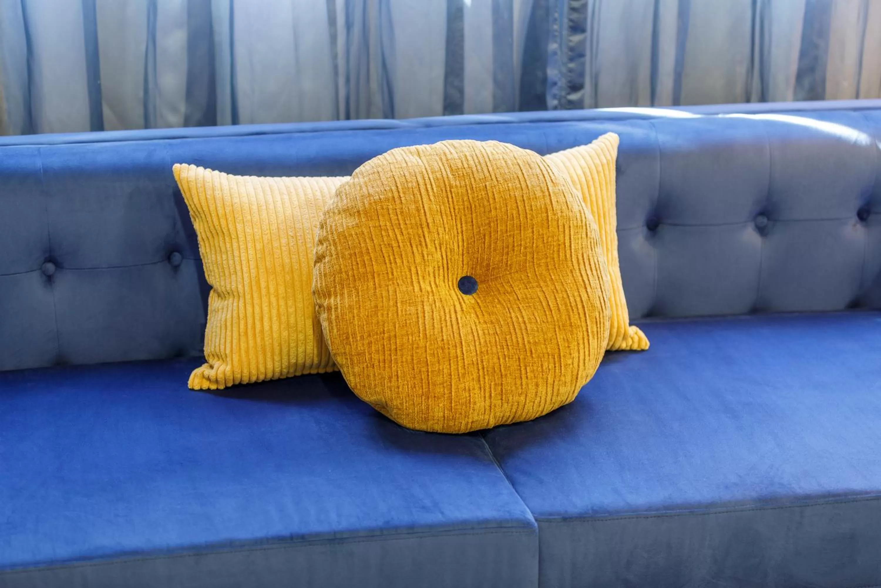 Living room in Oaks Melbourne St Kilda Road Hotel