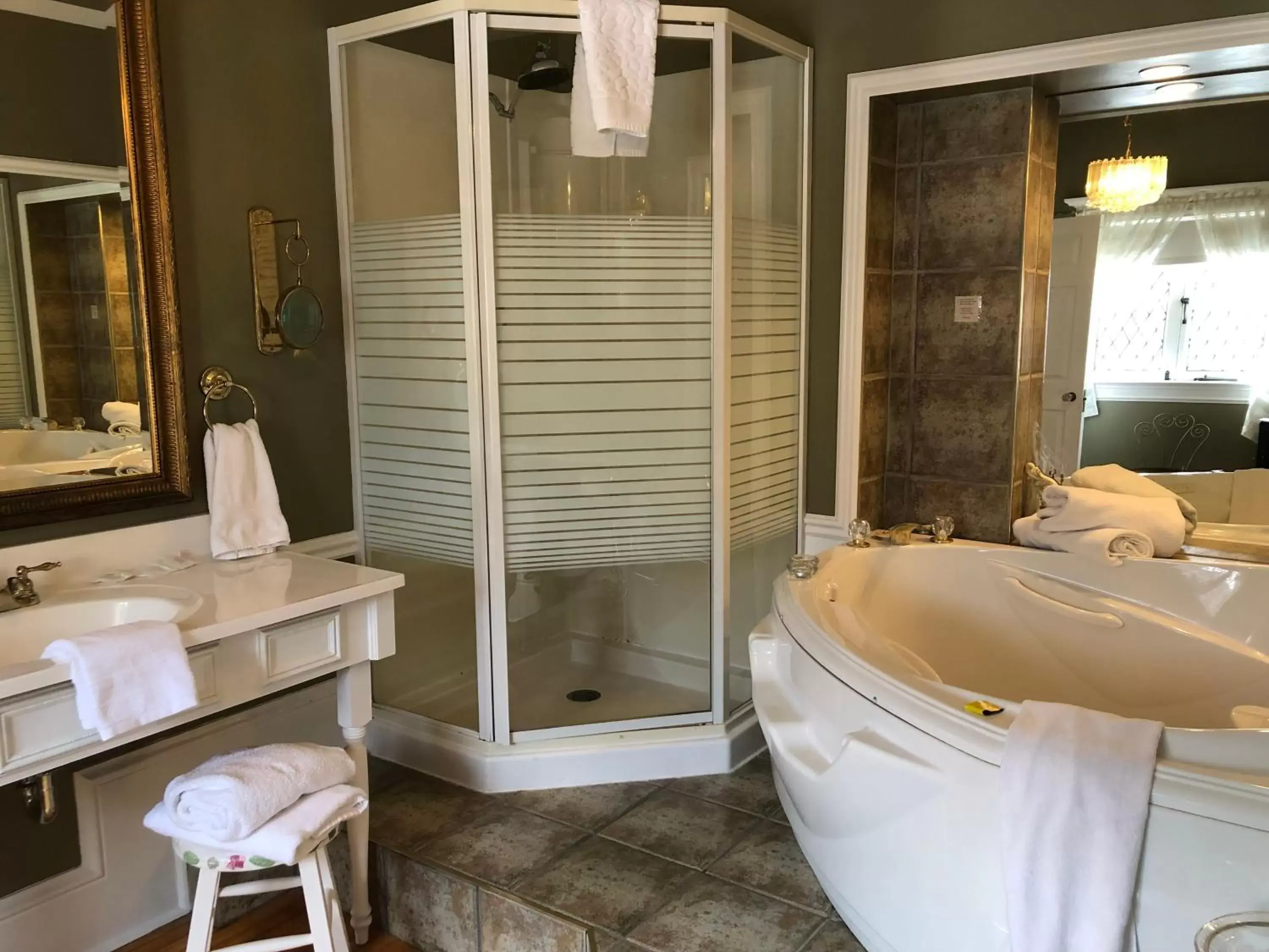 Shower, Bathroom in Leaside Manor