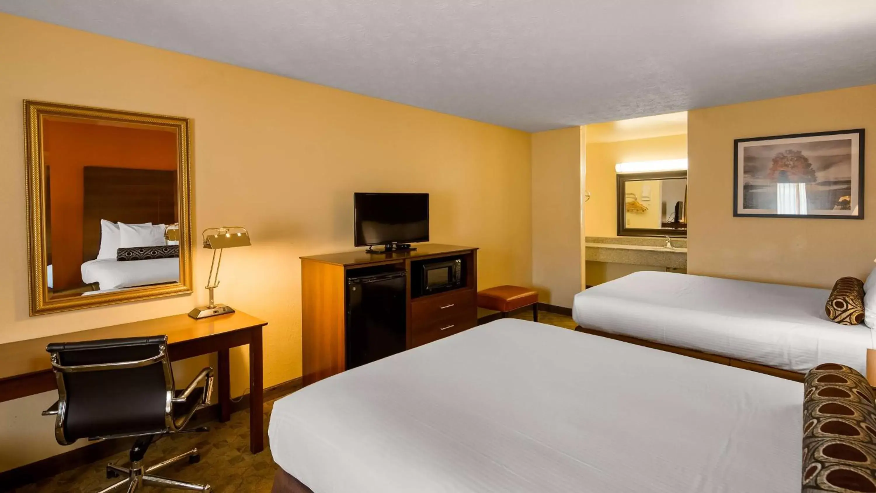 Photo of the whole room in Best Western Dayton