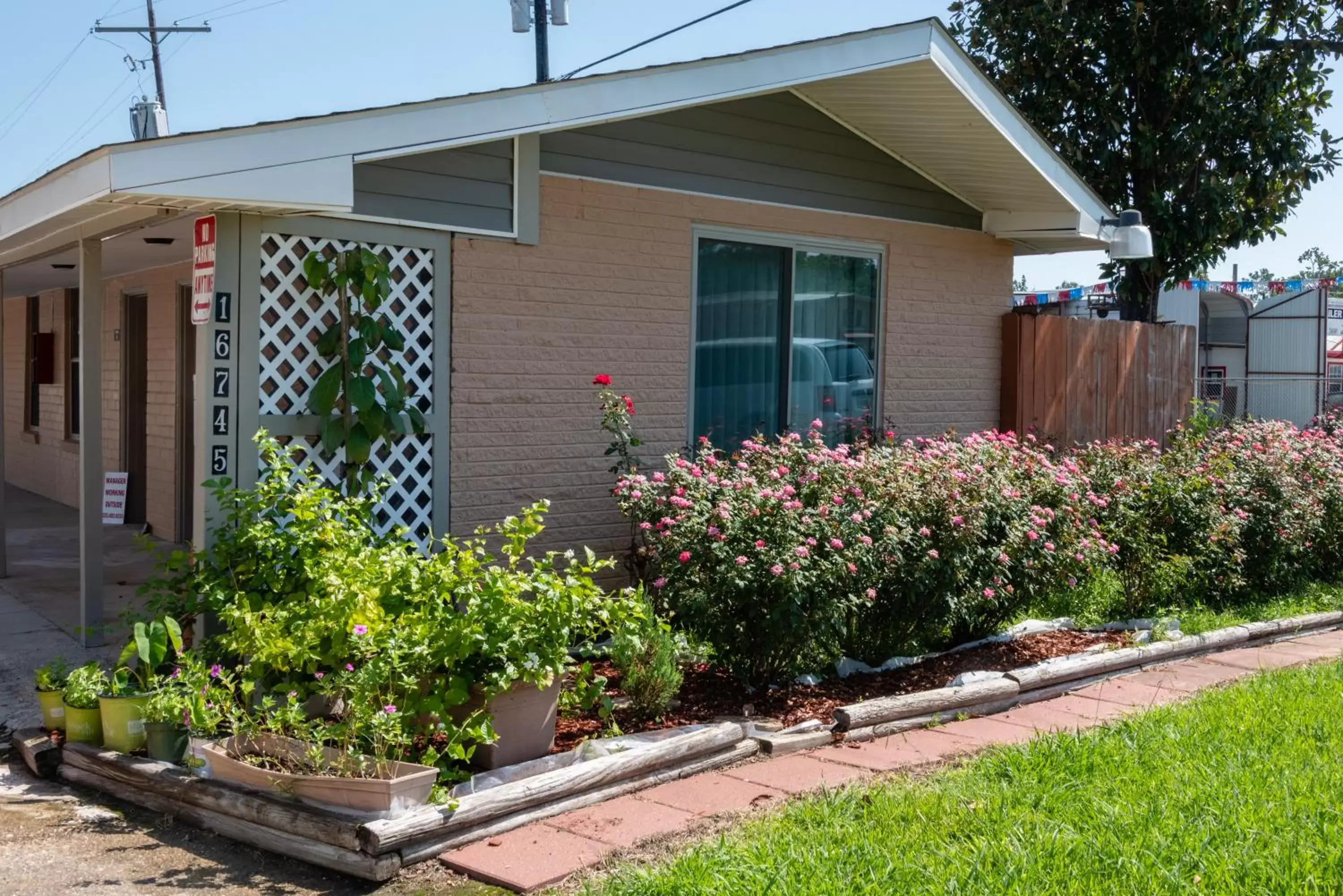 Property building in Budget Inn & Suites Baton Rouge Property building in Budget Inn & Suites Baton Rouge