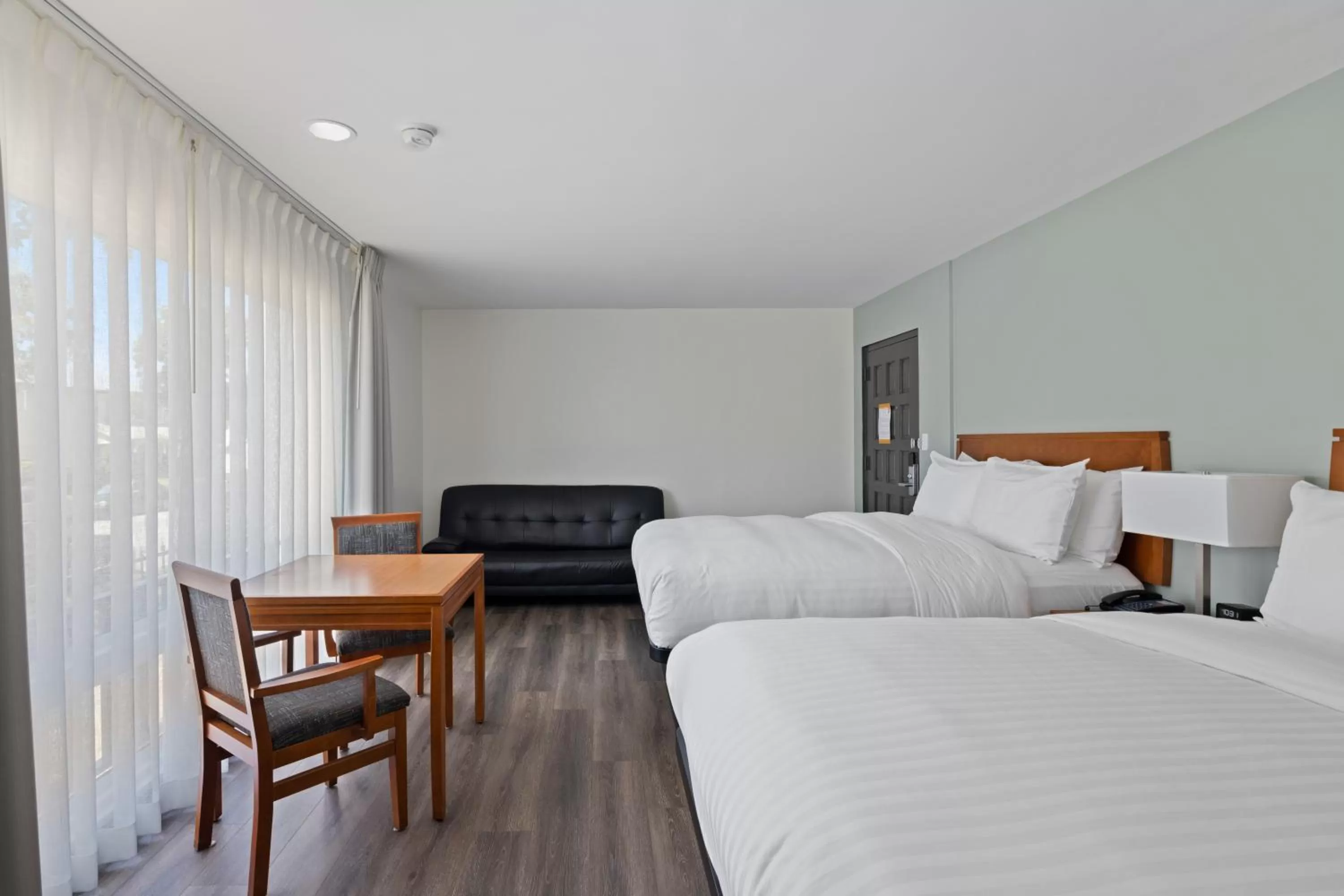 Bedroom, Bed in Vagabond Inn Glendale