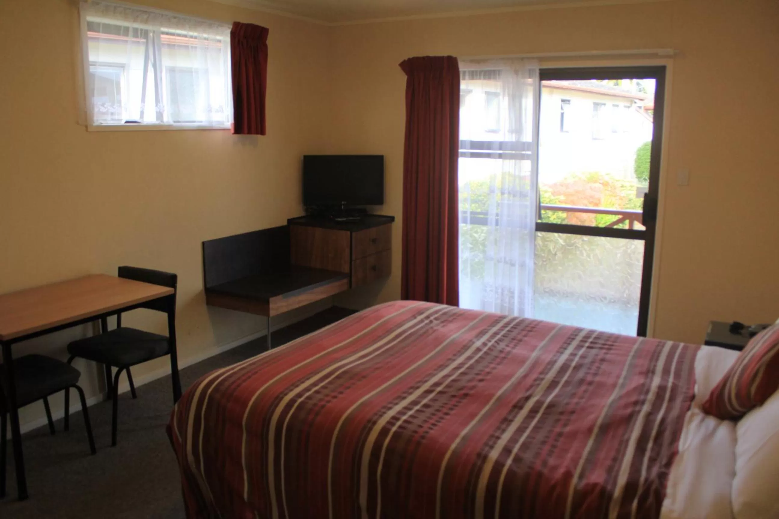 Bedroom, Bed in Coronation Court Motel