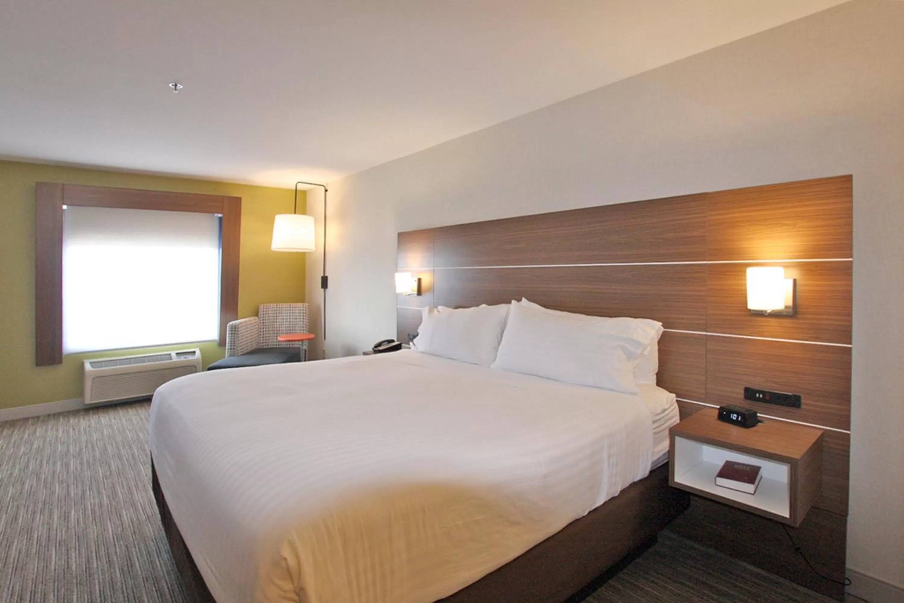 Photo of the whole room, Bed in Holiday Inn Express Branford-New Haven by IHG