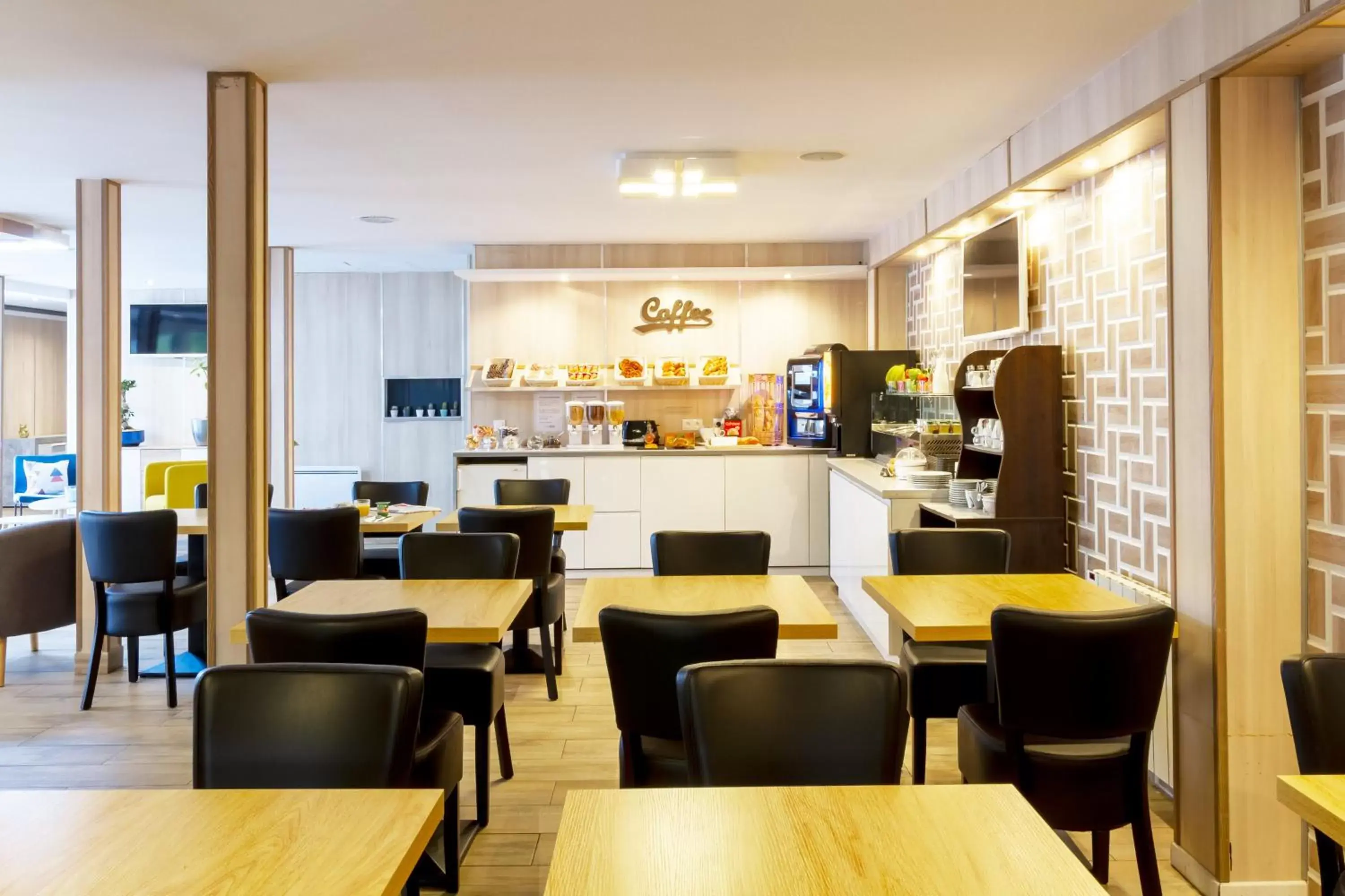 Breakfast, Lounge/Bar in Kyriad Direct Rouen Nord - Barentin