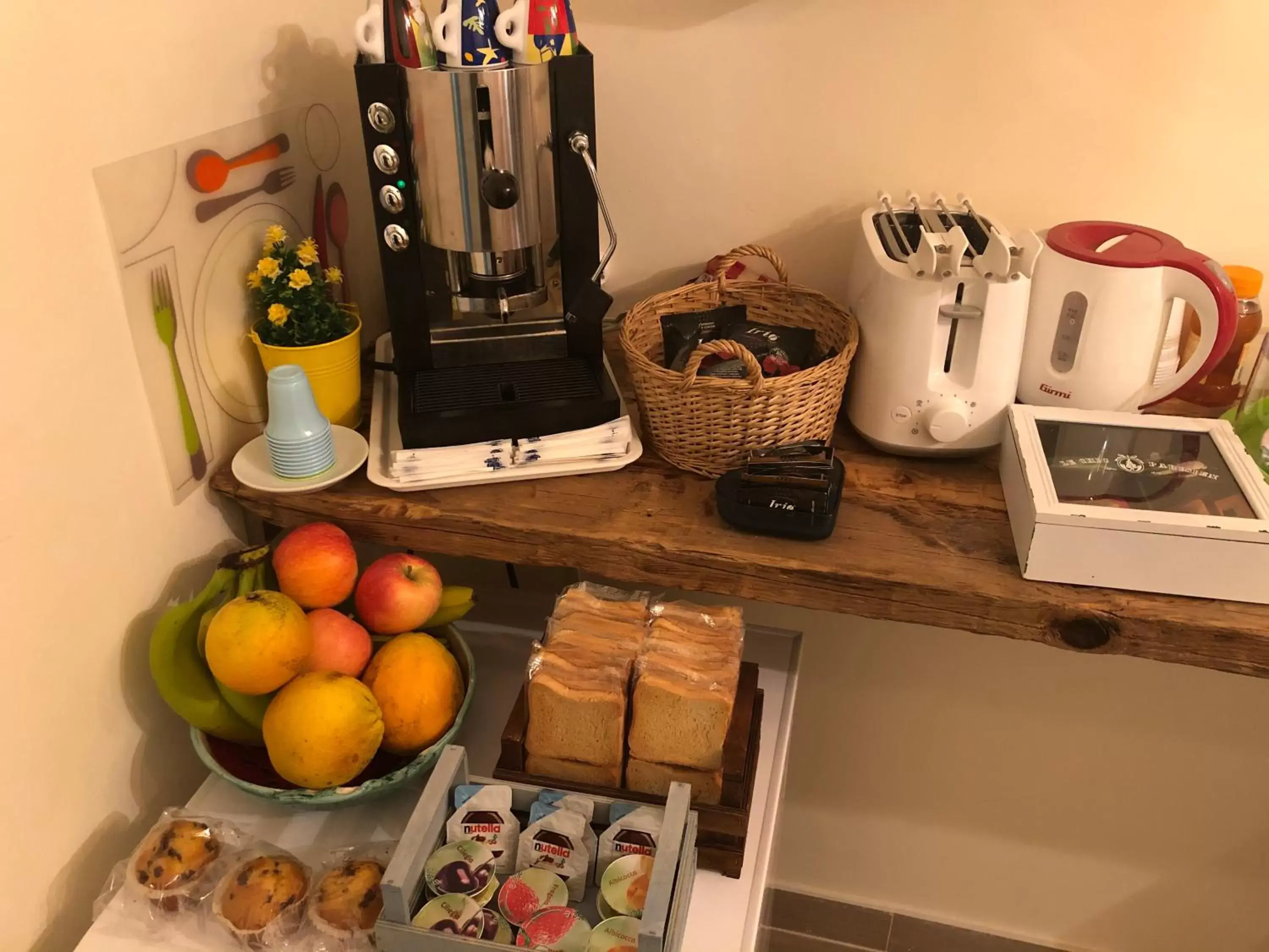 Coffee/tea facilities in B&b Pompei Window