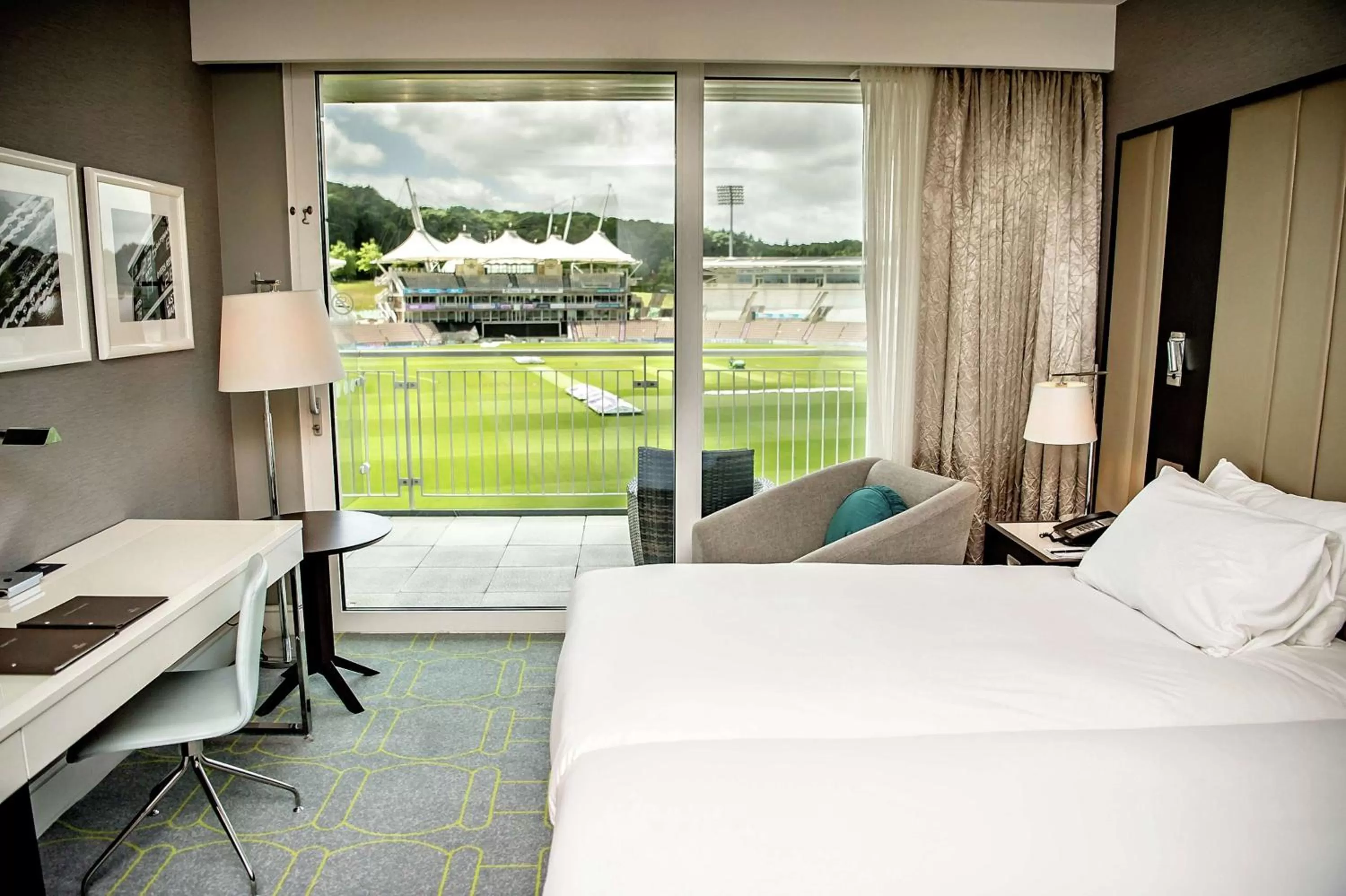 Bedroom, Bed in Hilton Southampton - Utilita Bowl