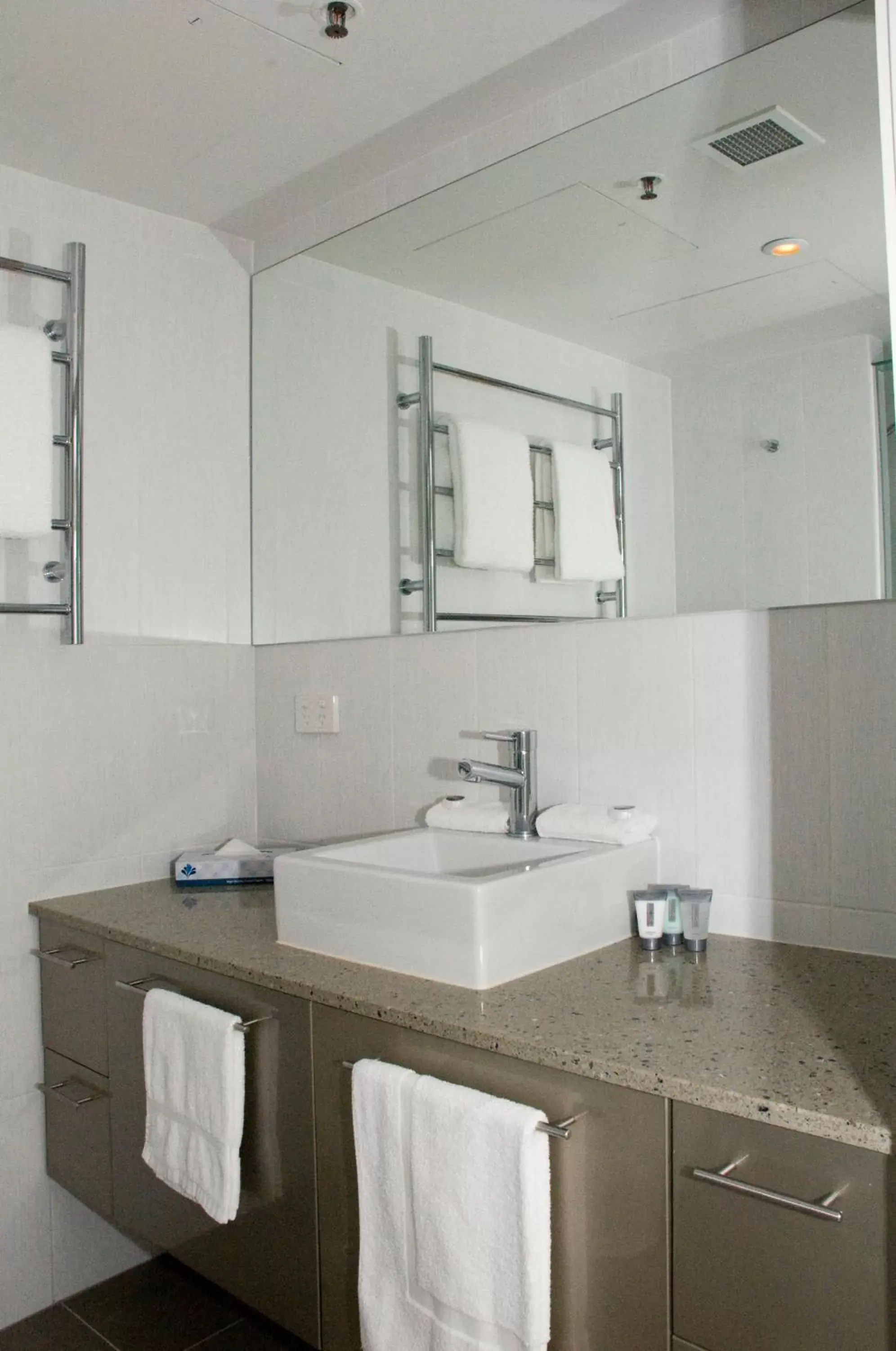 Bathroom in Lanai Riverside Apartments