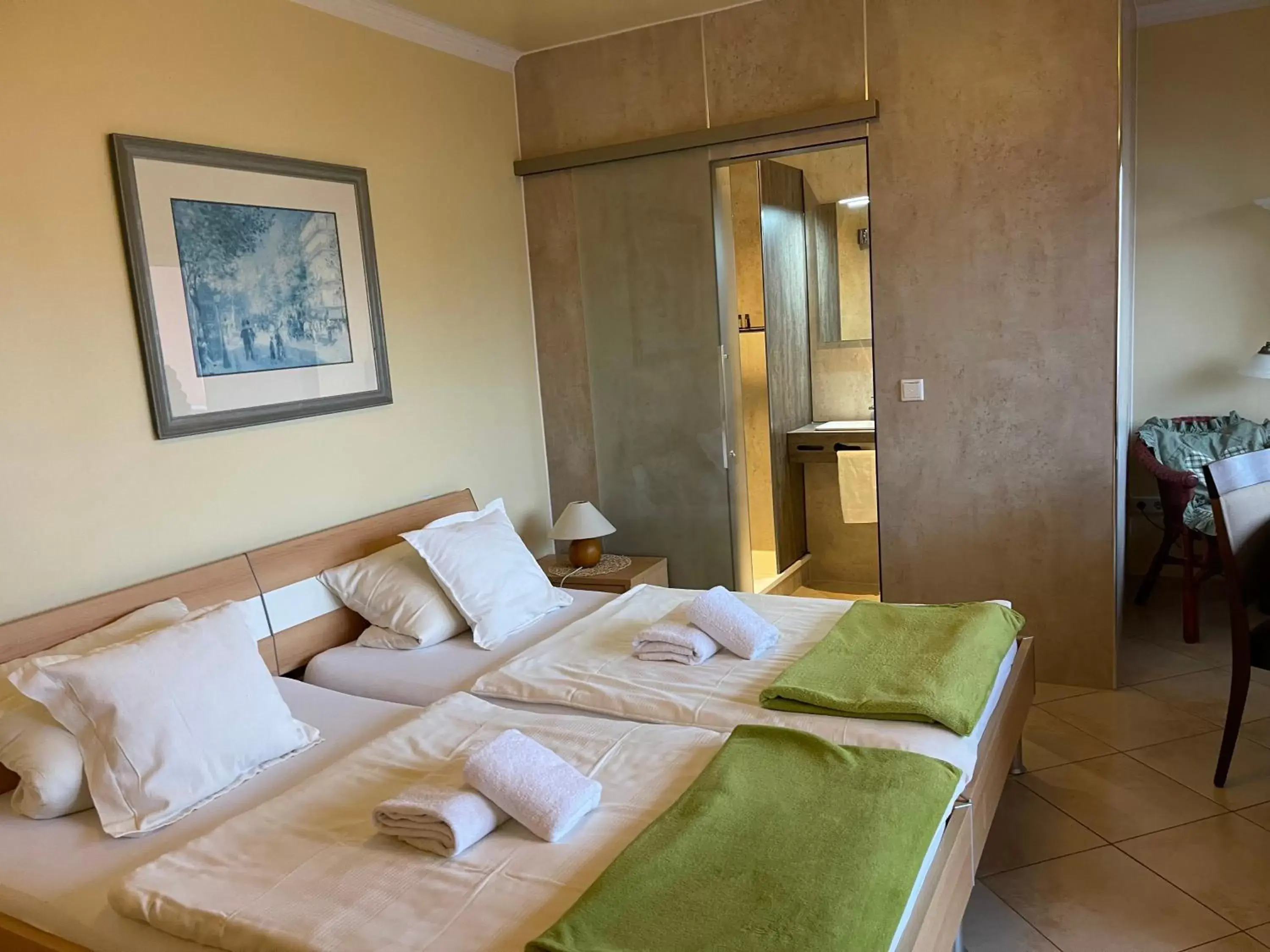 One-Bedroom Apartment with Balcony - single occupancy in Hotel Gambrinus Arnsberg One-Bedroom Apartment with Balcony - single occupancy in Hotel Gambrinus Arnsberg