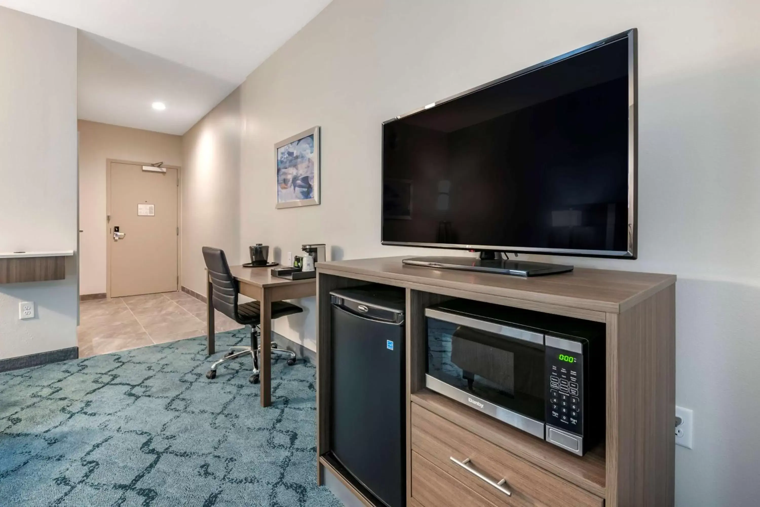 TV and multimedia, TV/Entertainment Center in Best Western Plus Lakeland