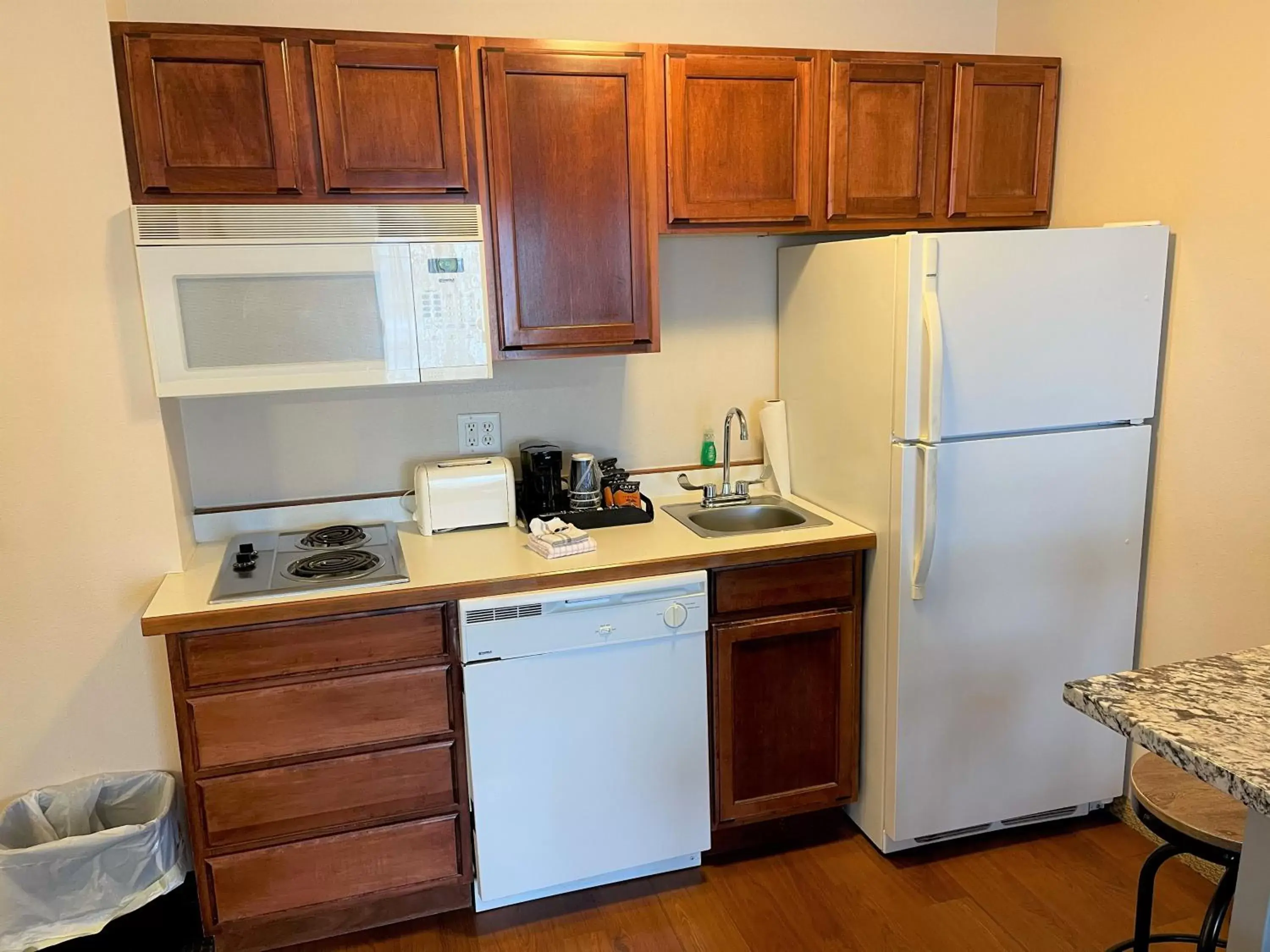 Kitchen/Kitchenette in River Hills Hotel- Mankato