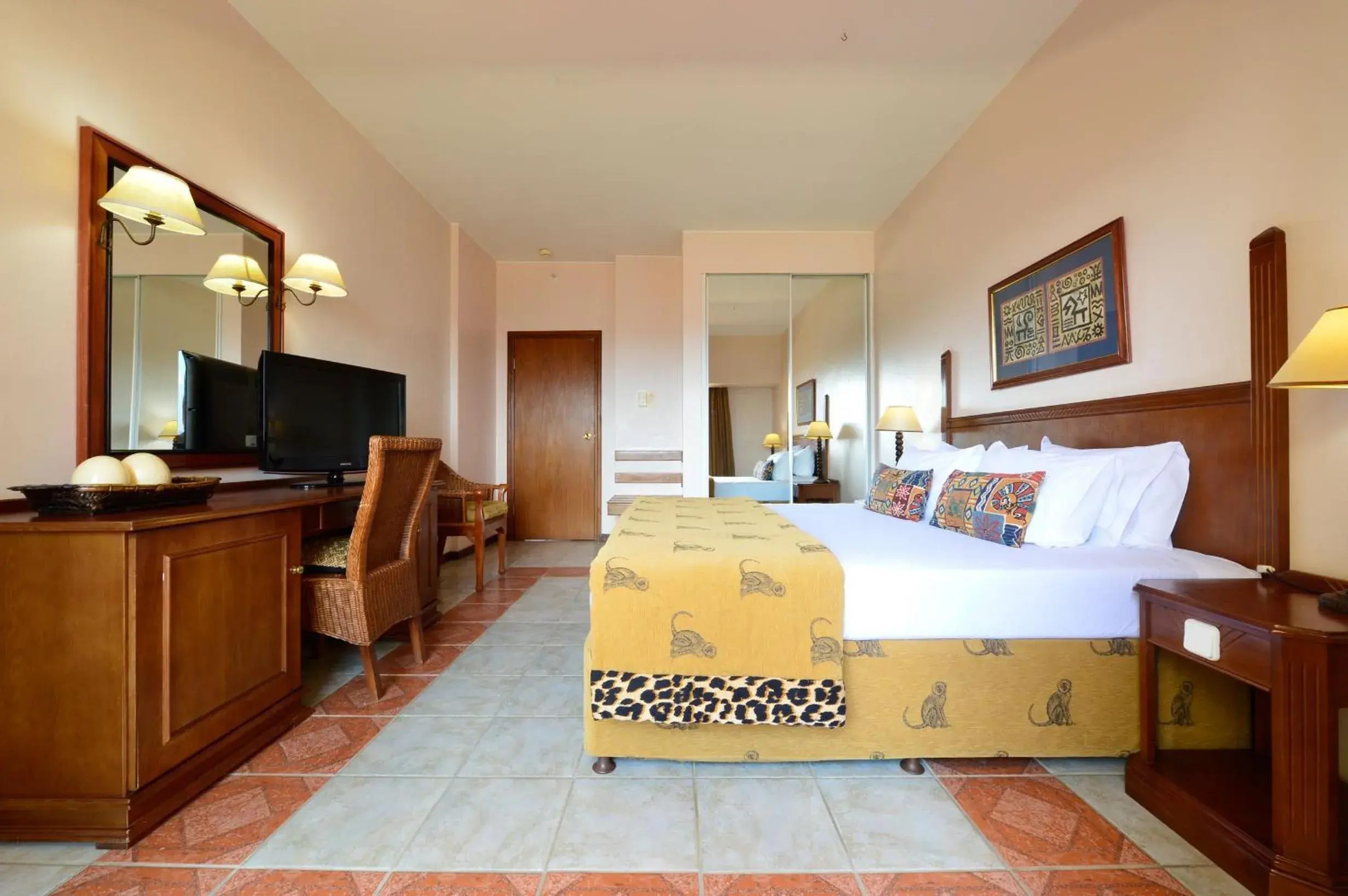 Bed, TV/Entertainment Center in Pestana Rovuma