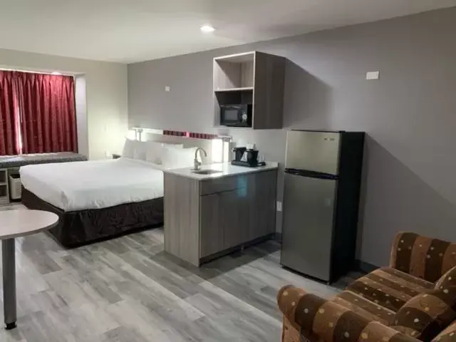 Kitchen/Kitchenette in Microtel Inn and Suites Clarksville