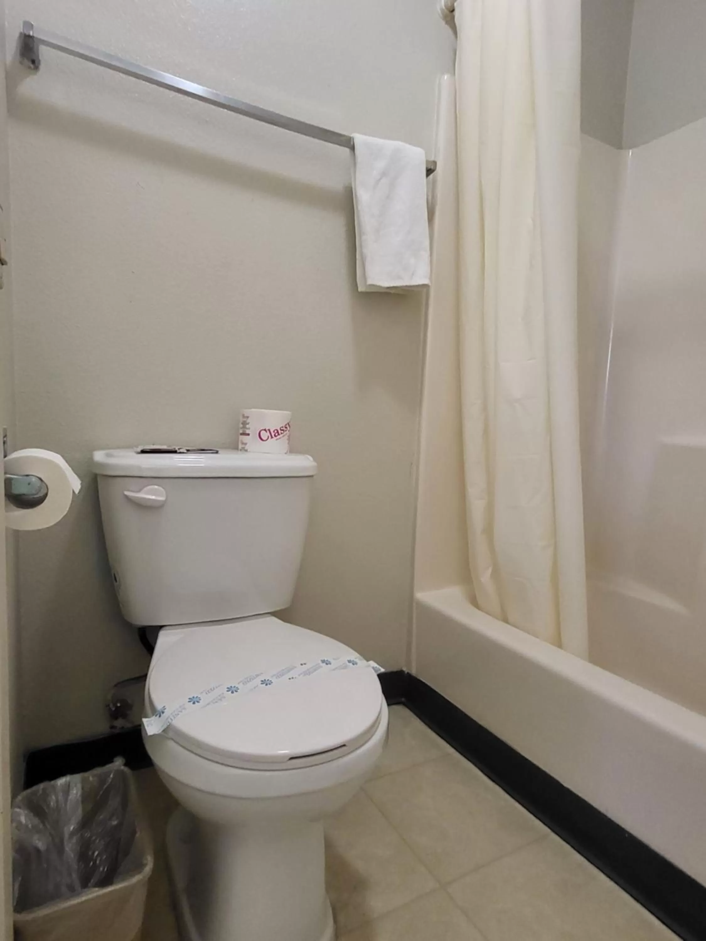 Bathroom in Star Inn On Route 66, Barstow